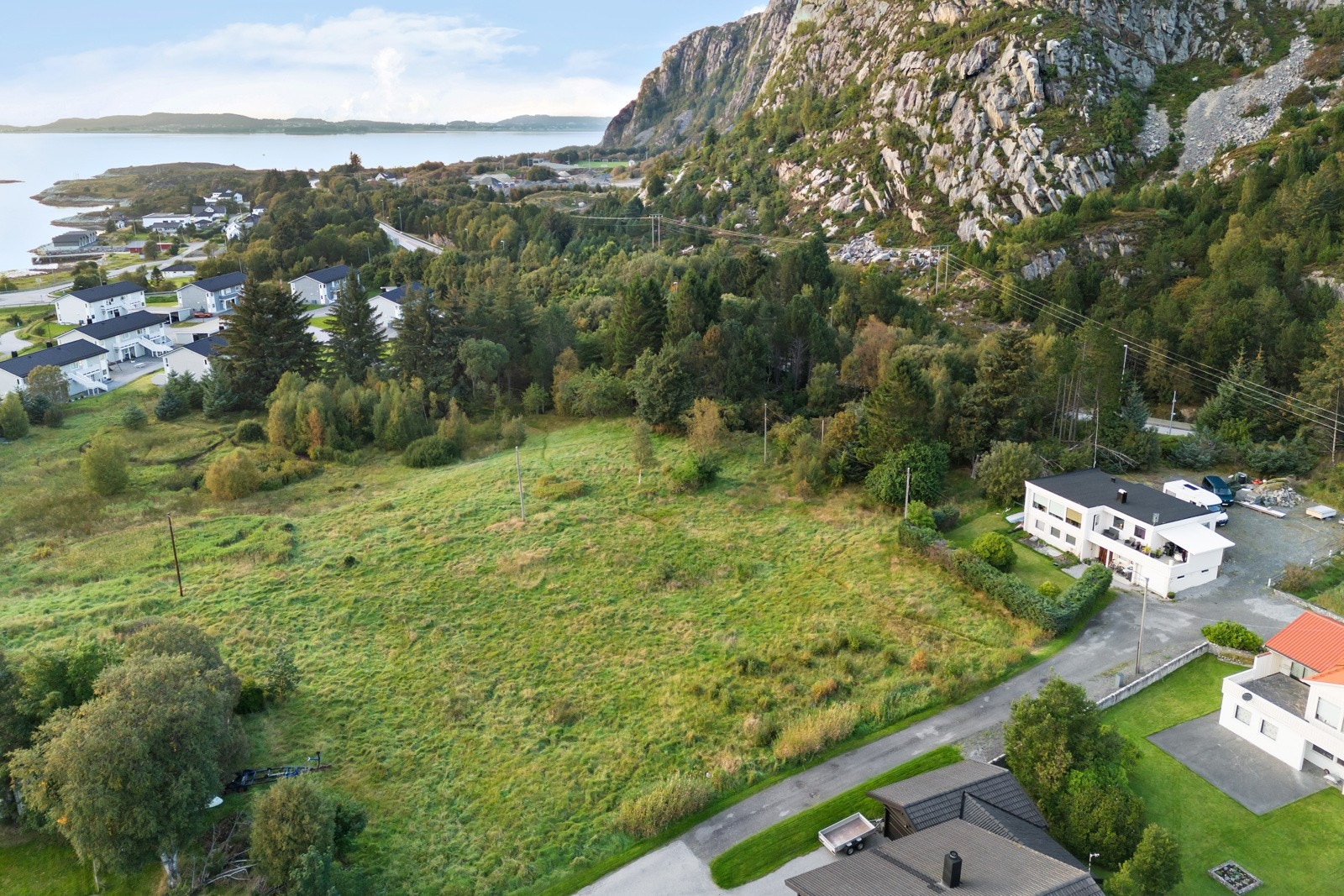 Tomtene ligger tilbaketrukken og attraktivt til på Ytterland. Galleribilde