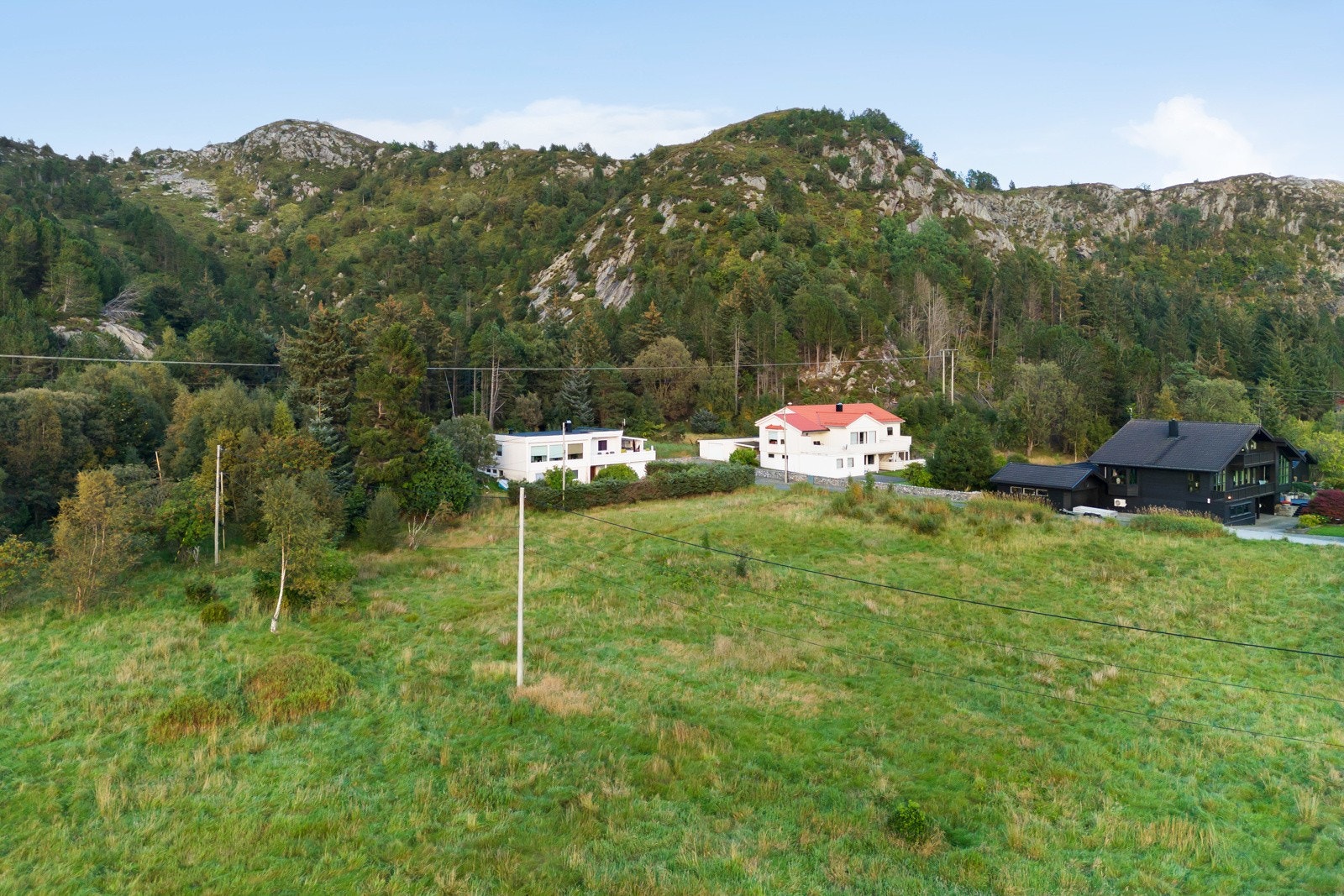 Tomtene er på totalt 2659 kvadratmeter, og går i en L-form. Galleribilde