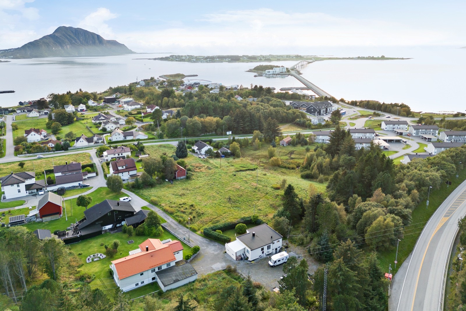 Her er det kort vei til det meste av fasiliteter i nærområde, som dagligvarebutikk, busstopp, fritidstilbud og skoler. Galleribilde