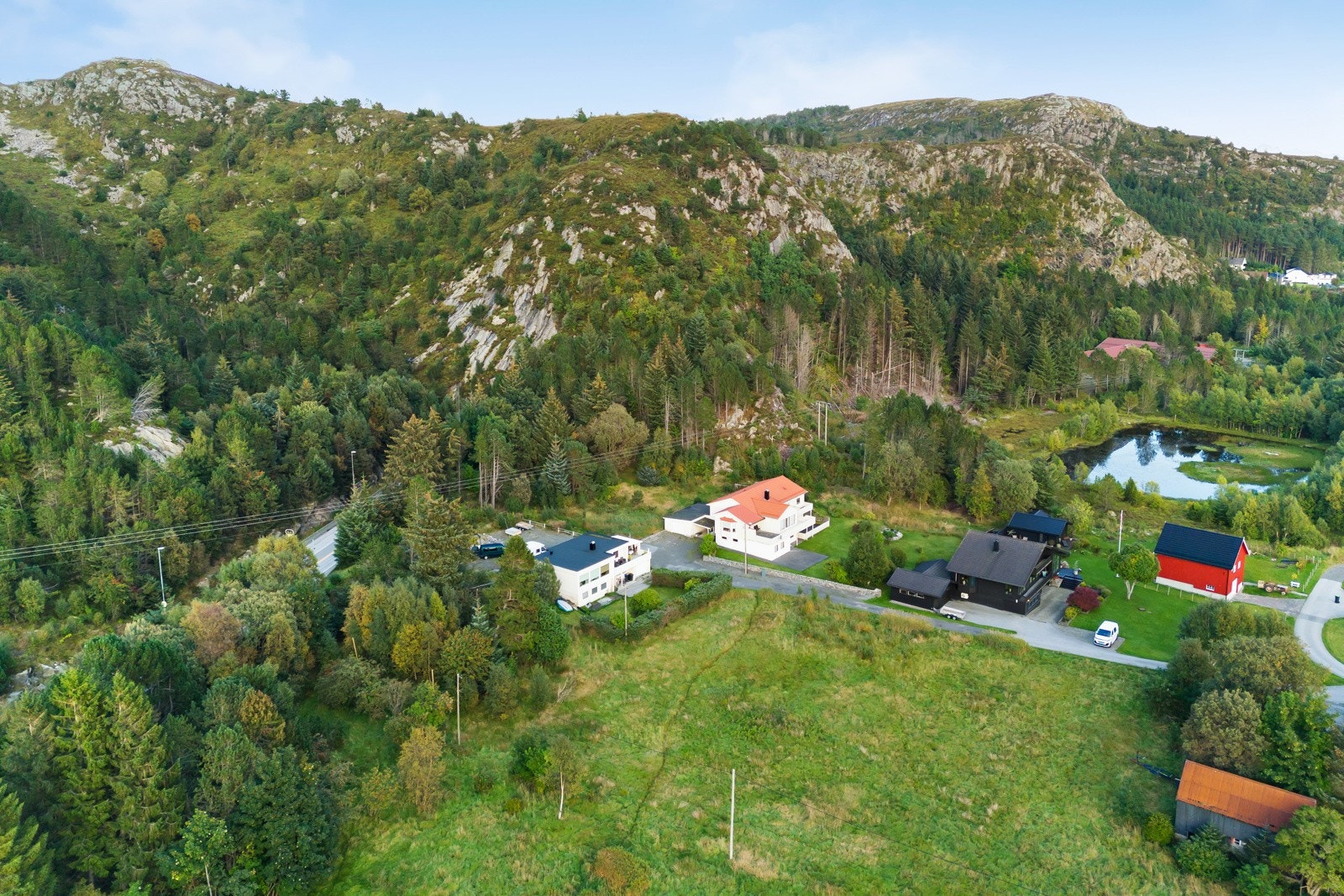 Tomten er regulert til både blokkbebyggelse, boligbebyggelse, vei og lekeplass. Galleribilde