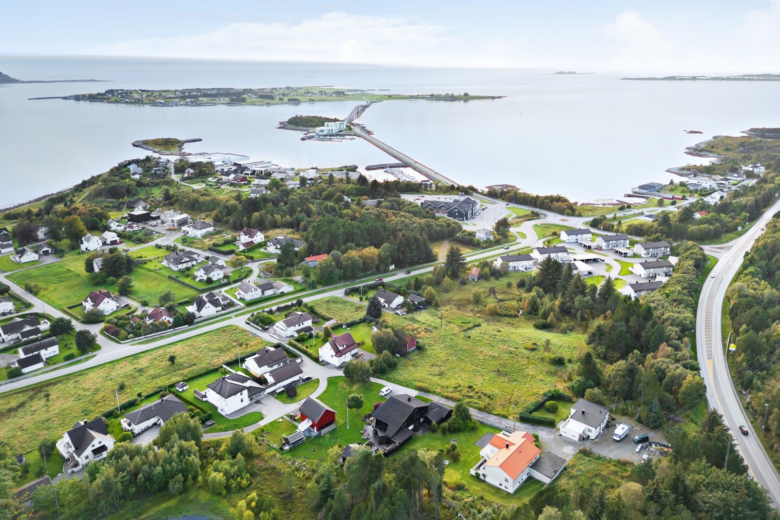 I dag er deler av tomten dekt skog og mark. Galleribilde