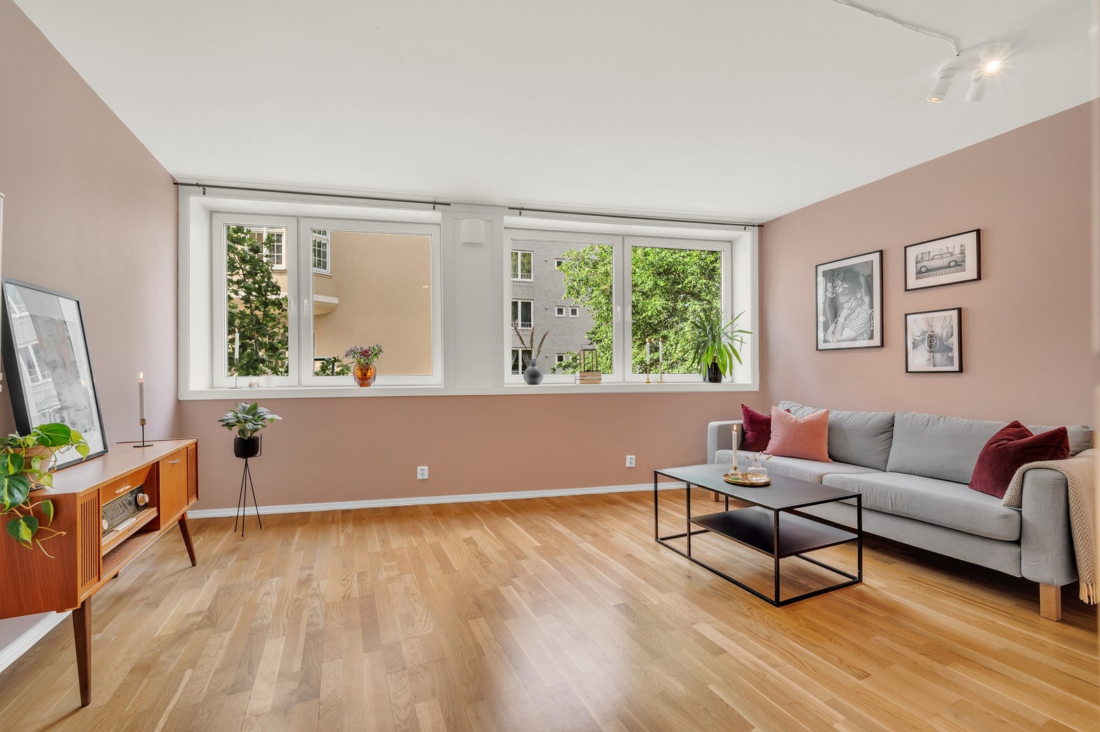 Leiligheten har en stor og åpen stue/kjøkken/sovealkove-løsning på hele 26,5m² med ypperlige møbleringsmuligheter. Galleribilde