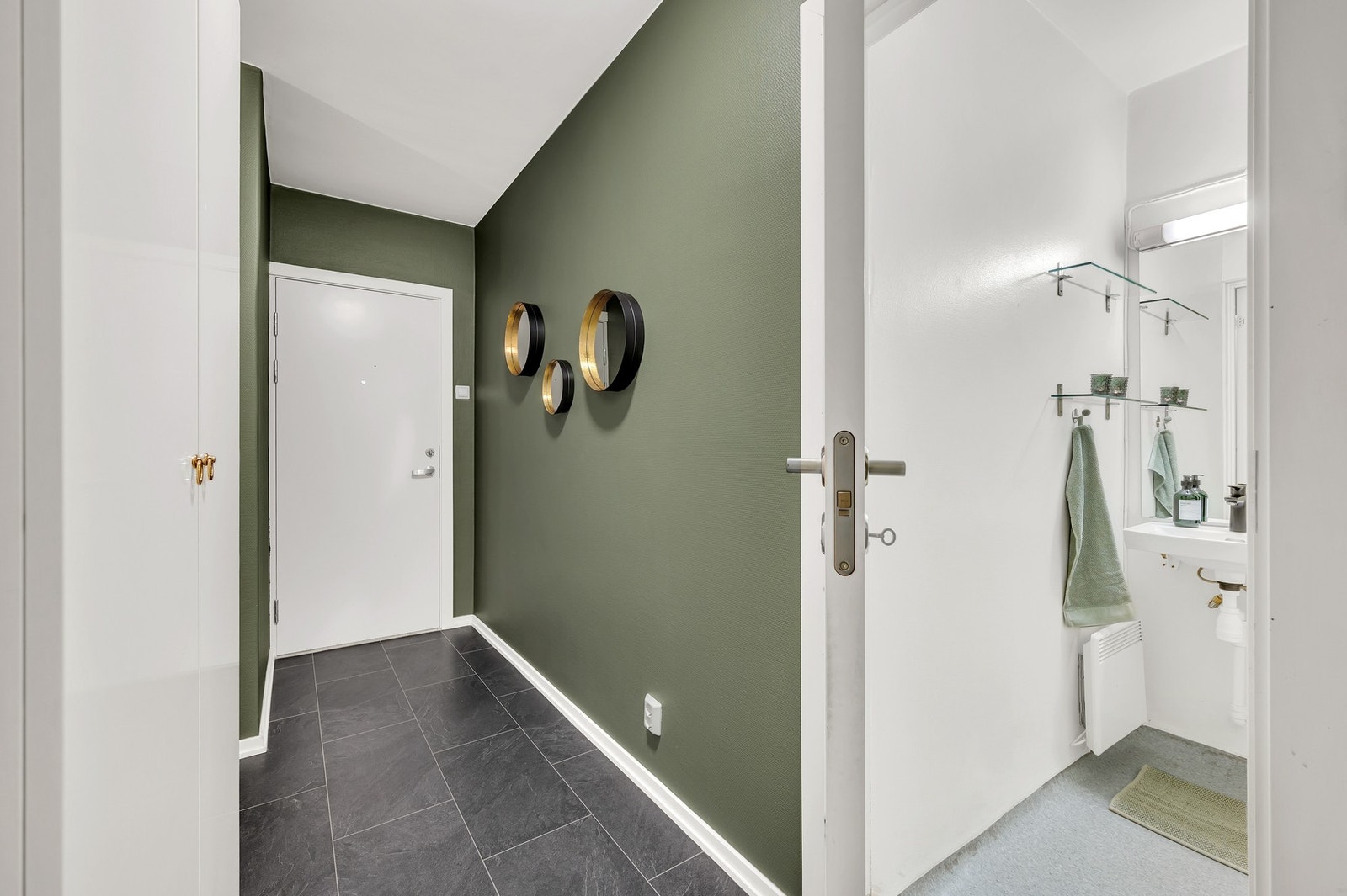 Innbydende inngangsparti med god plass til å henge fra seg sko- og yttertøy. Galleribilde