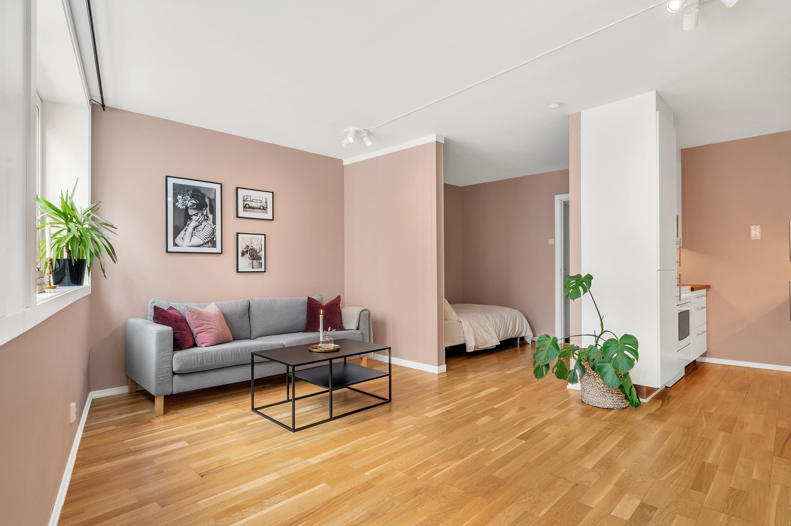 Store vindusflater som slipper inn rikelig med naturlig lys, noe som bidrar til en god atmosfære. Galleribilde