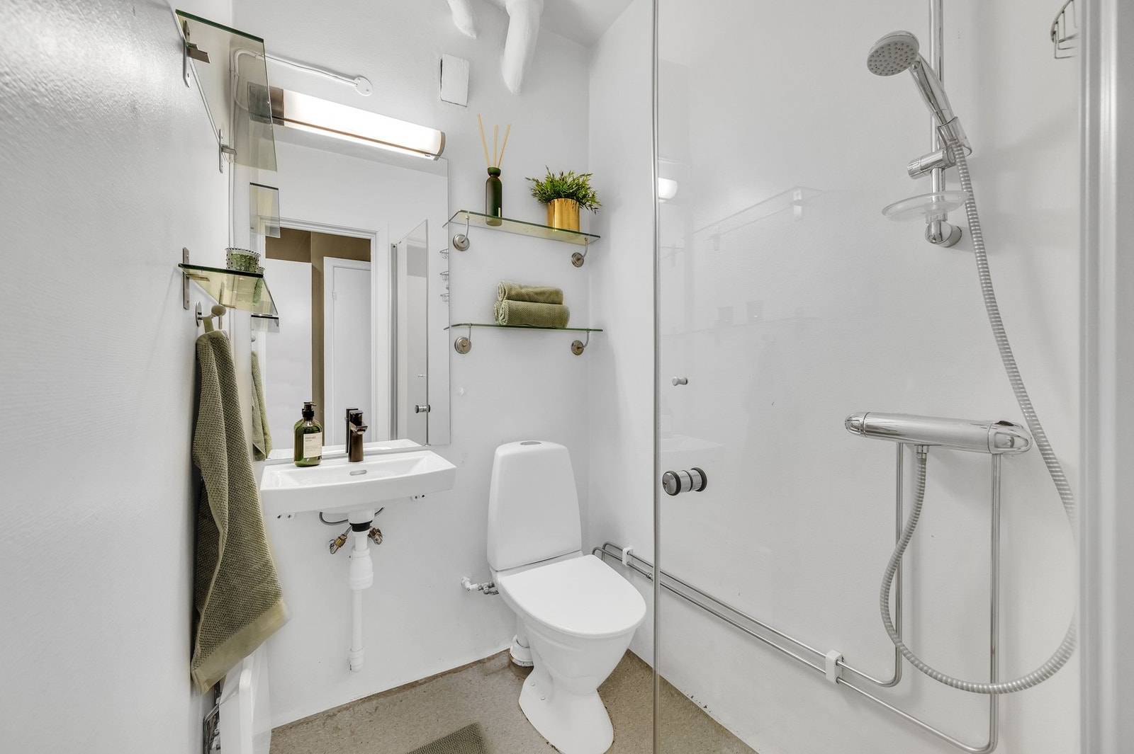 Av utstyr finnes bl.a dusjnisje med veggmontert dusjgarnityr, gulvmontert toalett og håndvask. Galleribilde