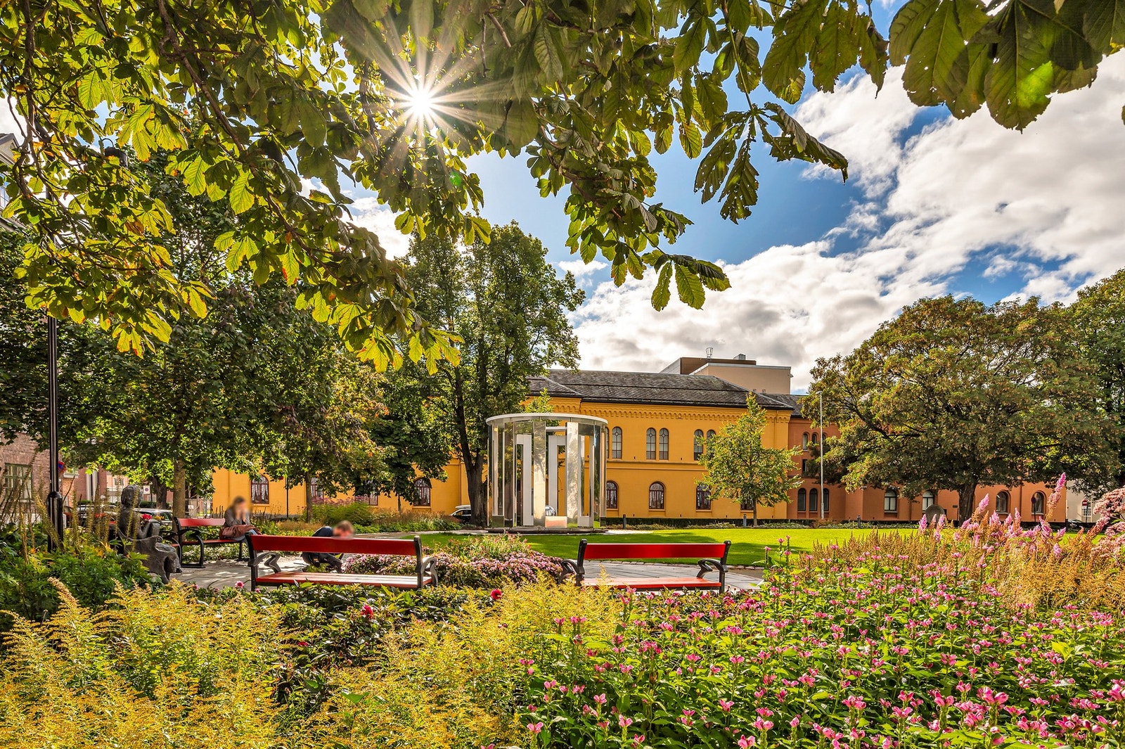 Like rundt hjørnet finner man Museumsplass. Her er det etablert et stort parkområde som omkranses av vakker arkitektur. Galleribilde