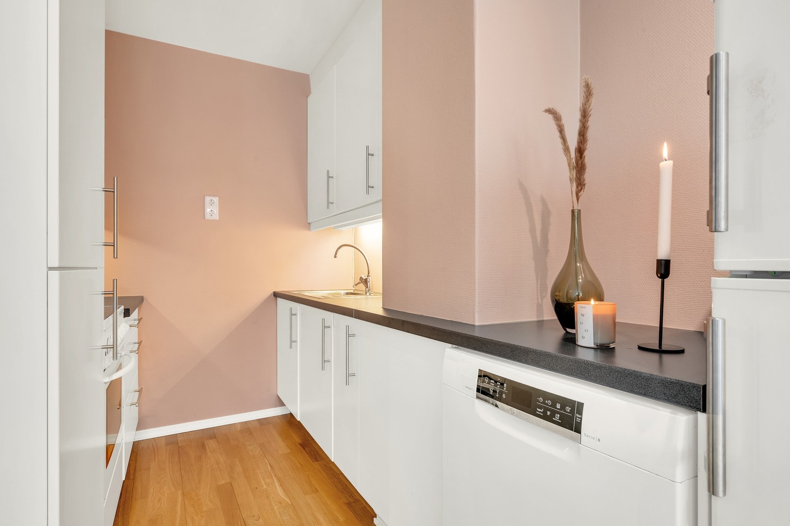 Pent og tidsrikt kjøkken med god skap- og benkeplass. Galleribilde