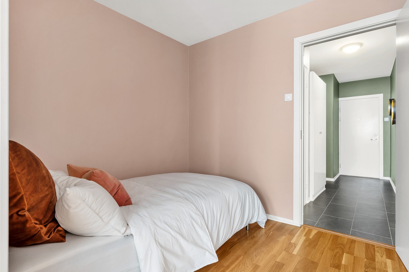 Innvendig overflater er av varierende alder og består av laminat og parkett på gulv, malt strie på vegger og malt betong i himling. Galleribilde