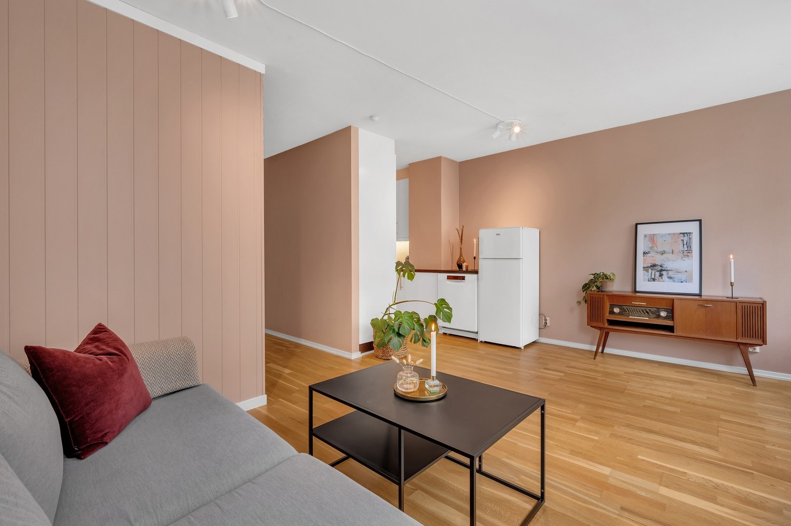 Boligen ligger meget sentralt i et attraktiv boområde med sentrumskjernen bare et steinkast unna. Galleribilde