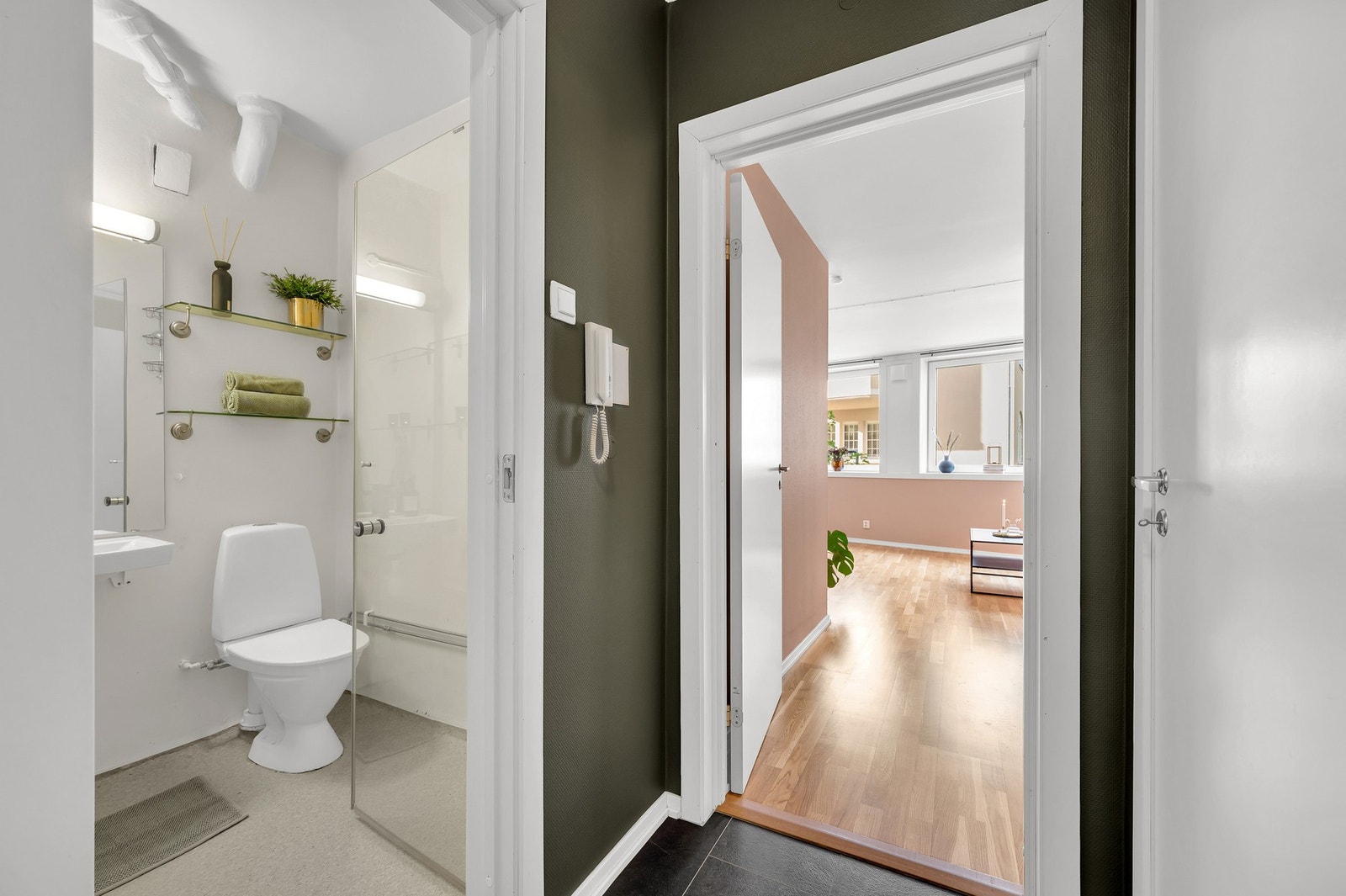 Lyst bad med malt strie på vegger og malt flate i himling med alt man trenger. Galleribilde