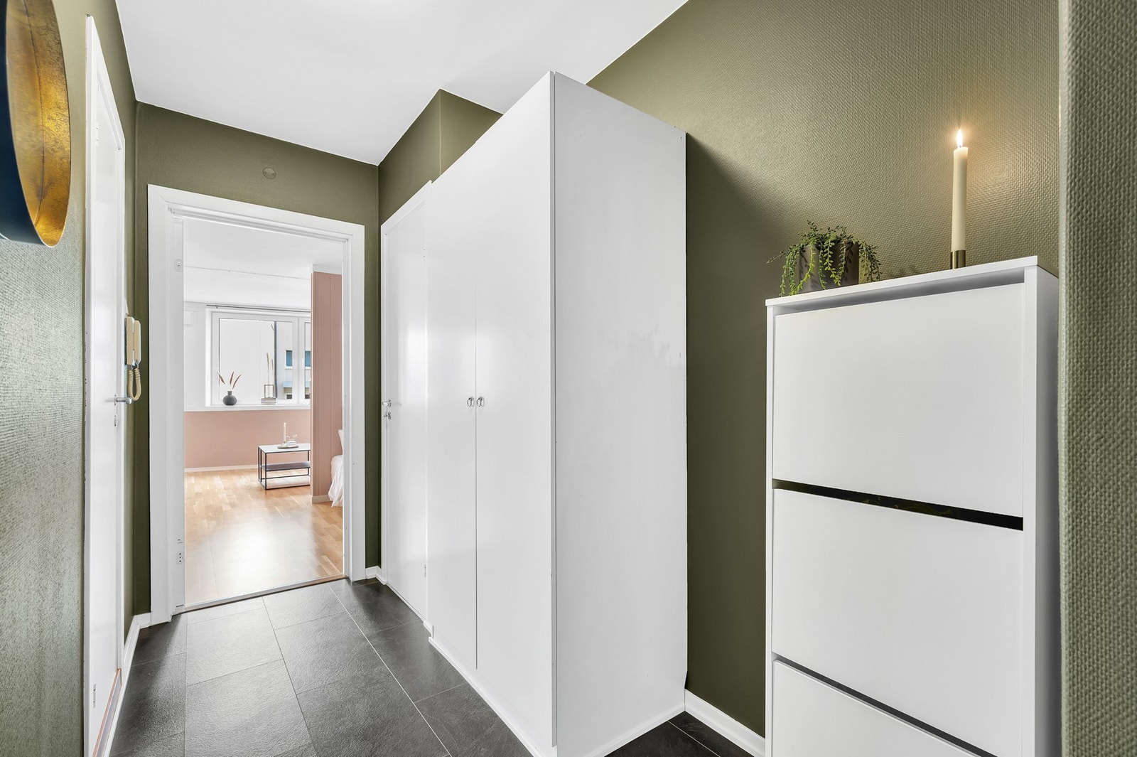 Innbydende inngangsparti med god plass til å henge fra seg sko- og yttertøy. Galleribilde