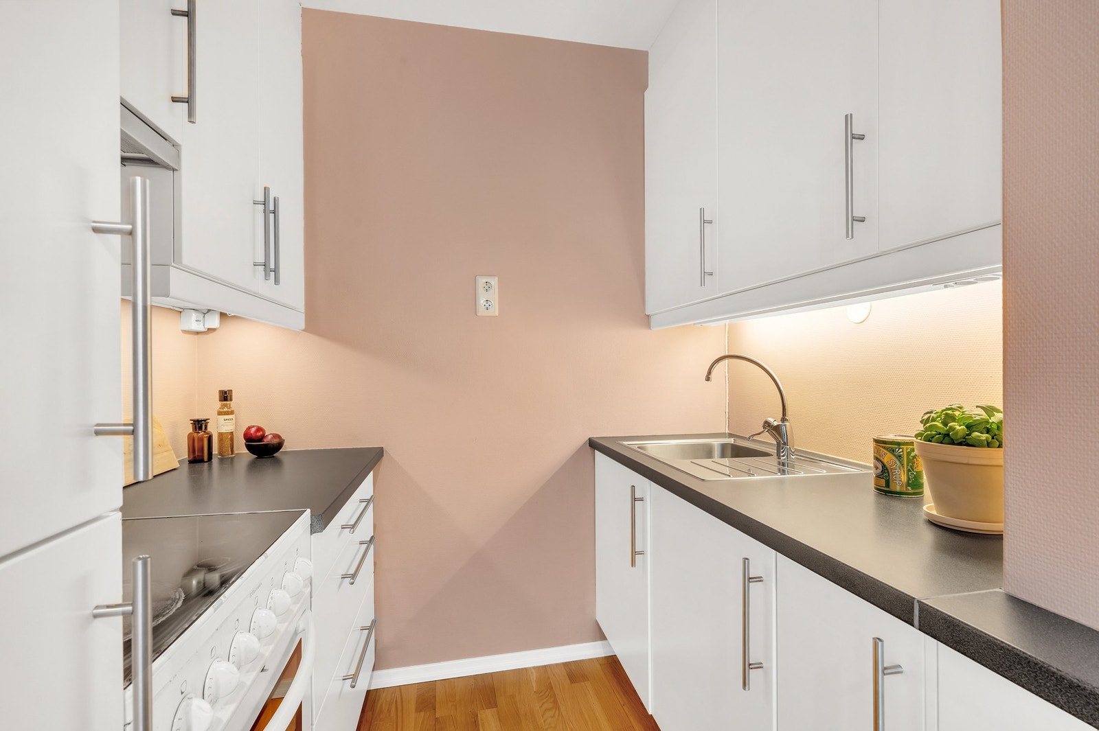 Kjøkkeninnredning med plane fronter og laminert benkeplater. Galleribilde