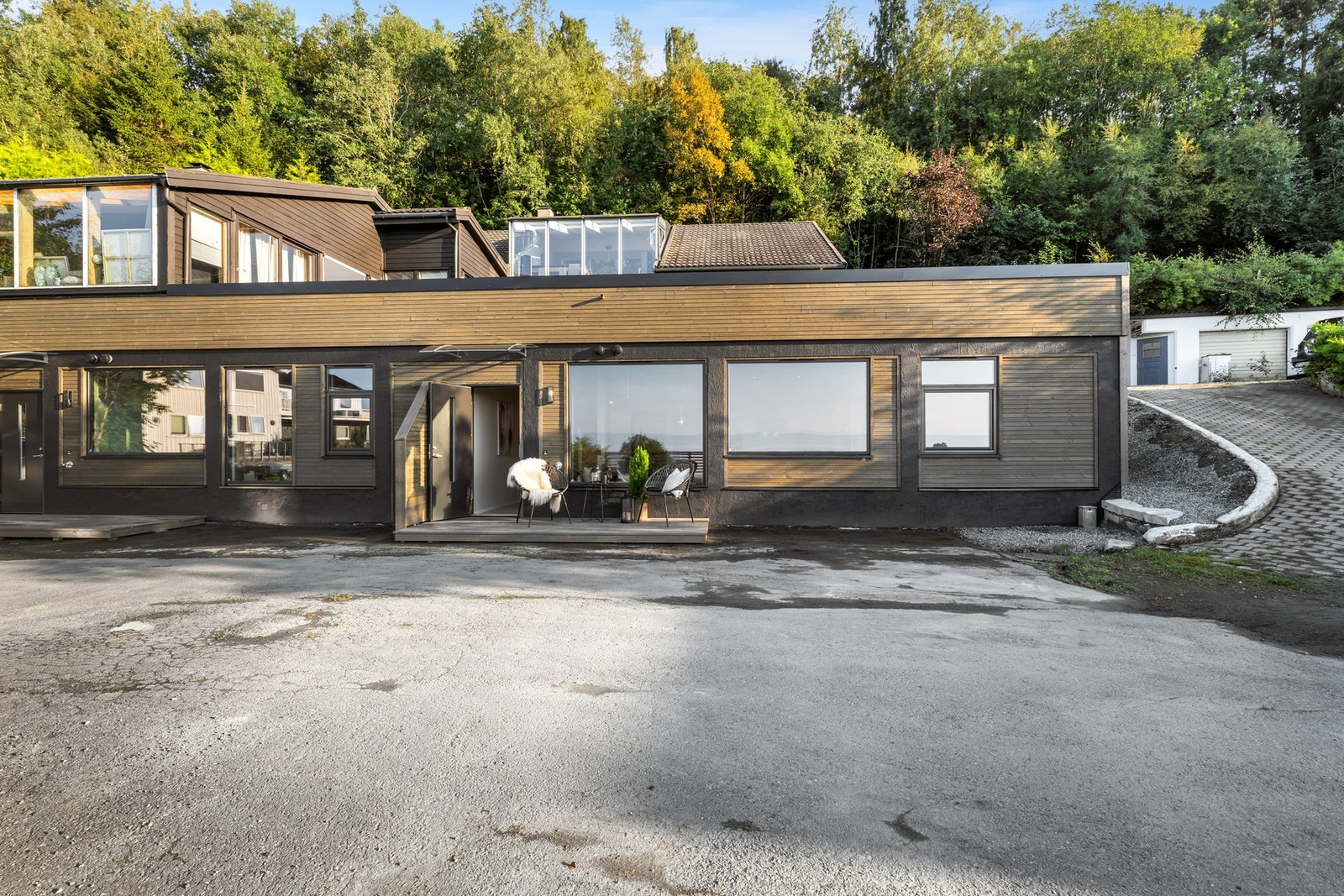 Sameiet består av tre boenheter. Leiligheten disponerer en parkeringsplass, i tillegg til felles gjesteparkering. Galleribilde