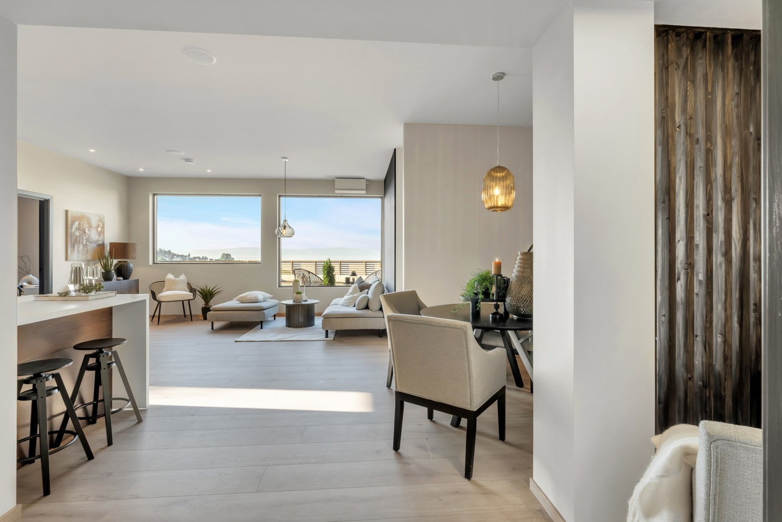 Store vindusflater med en fantastisk utsikt gir et godt lysinnslipp, og bidrar til denne boligens helt særegne og luftige atmosfære Galleribilde