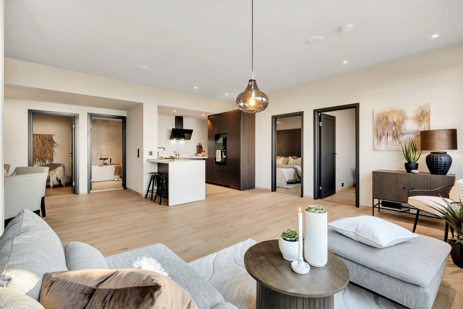 EiendomsMegler 1 v/Frank Robert Bae har gleden av å presentere en meget flott leilighet beliggende på populære Vikhammer. Galleribilde