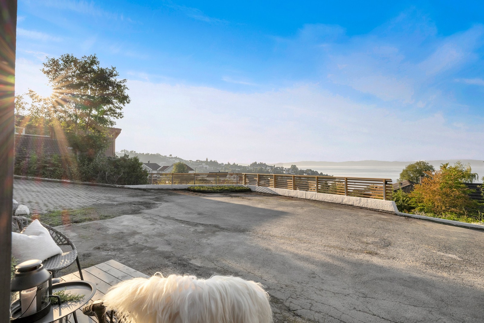 På leilighetens terrasse kan du nyte morgenkaffen og en fantastisk utsikt. Galleribilde