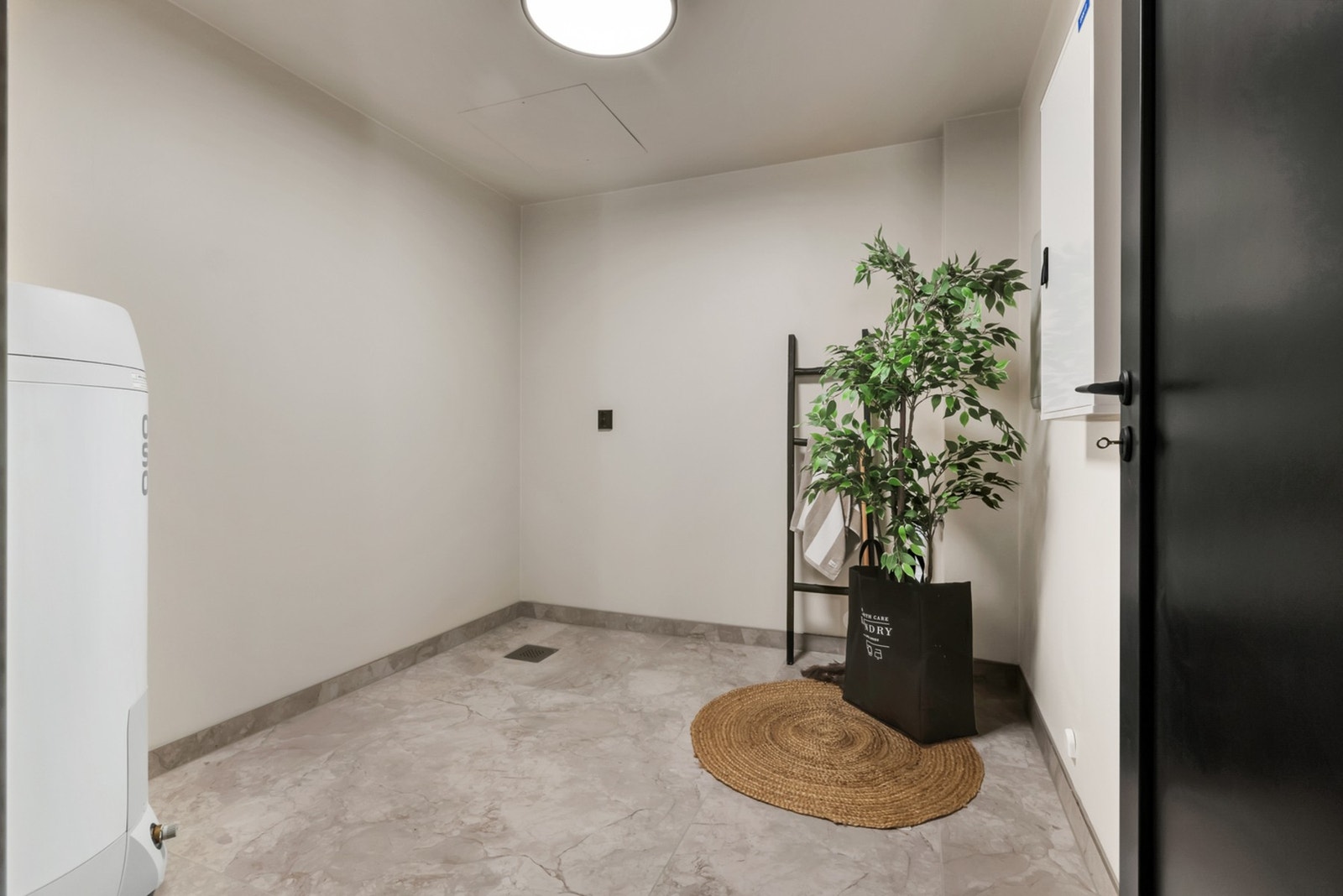 I tilknytning til badet finner du vaskerommet som er på 7 kvm. Totalt får du altså 17 kvm med bad og vaskerom! Galleribilde