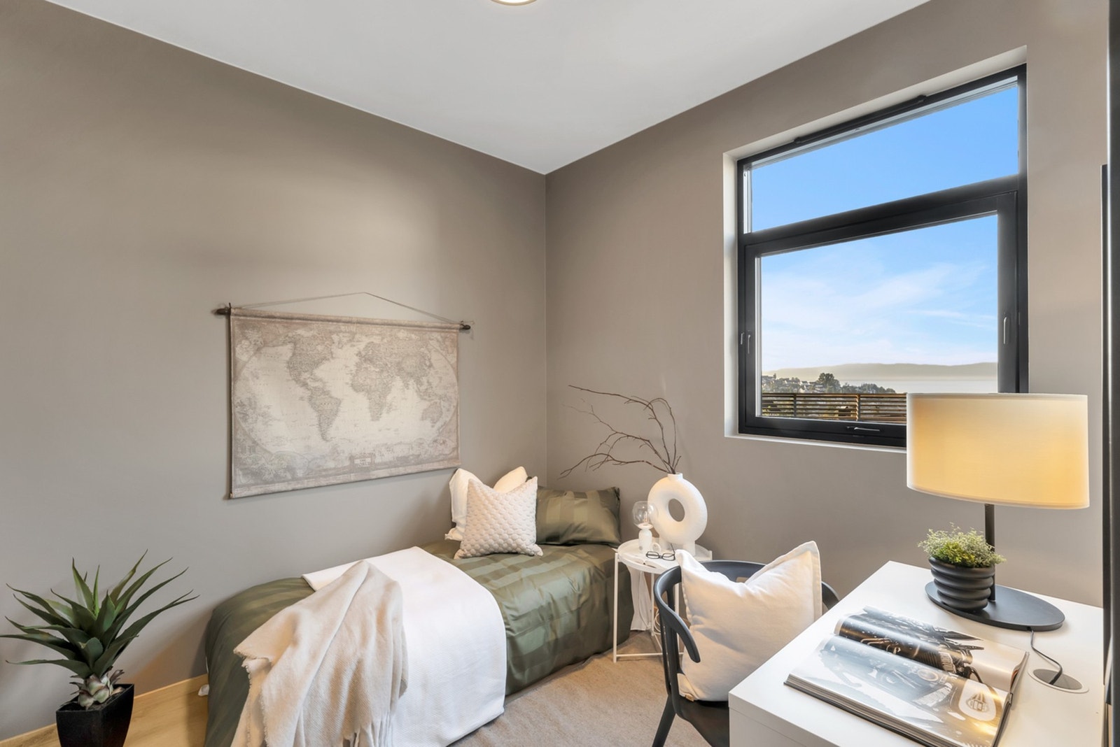 Det andre soverommet er på 7,5 kvm. Hele leiligheten er malt i tidsriktige fargetoner. Galleribilde