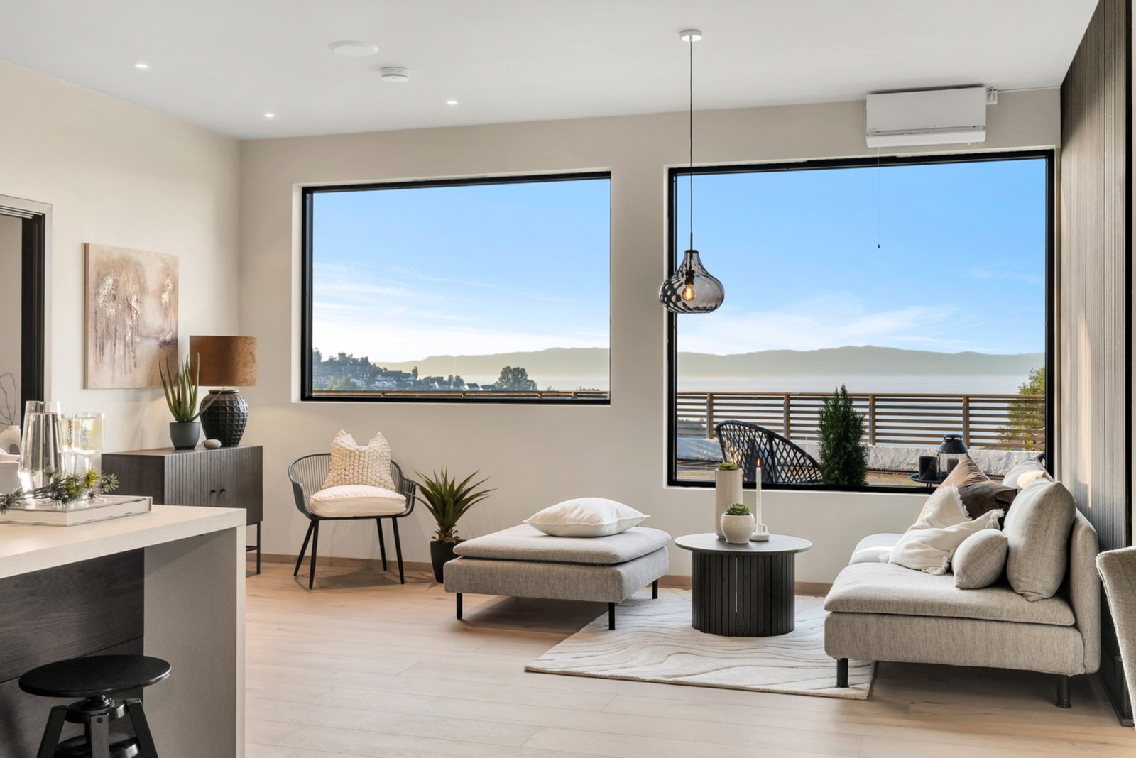 Åpen og romslig stue/kjøkken på over 40 kvm. God takhøyde på hele 280 cm, og her er det i tillegg integrerte høyttalere! Galleribilde