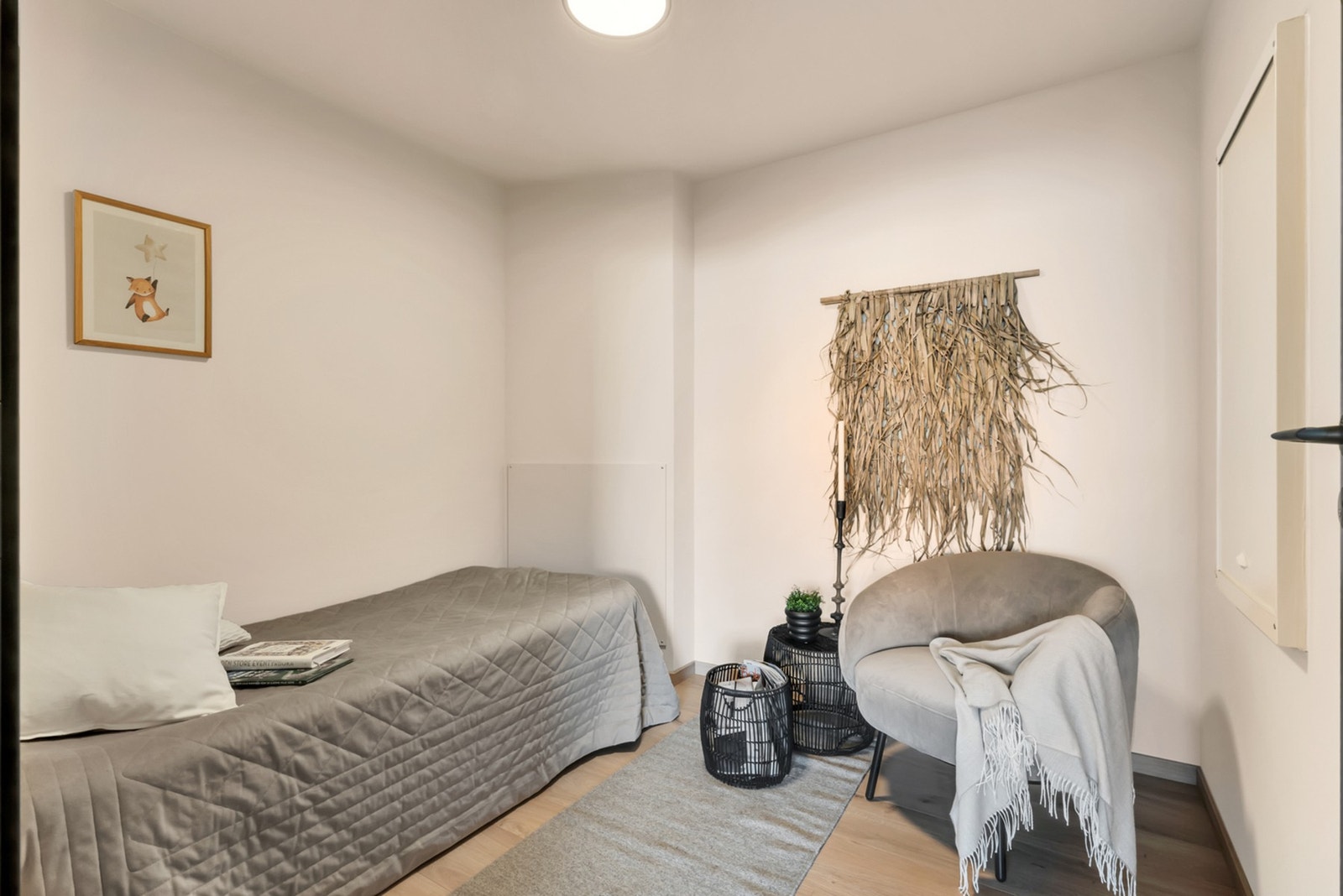 Boden er pt. innredet som et tredje soverom. Det gjøres oppmerksom på at rommet ikke oppfyller krav til varig opphold. Galleribilde