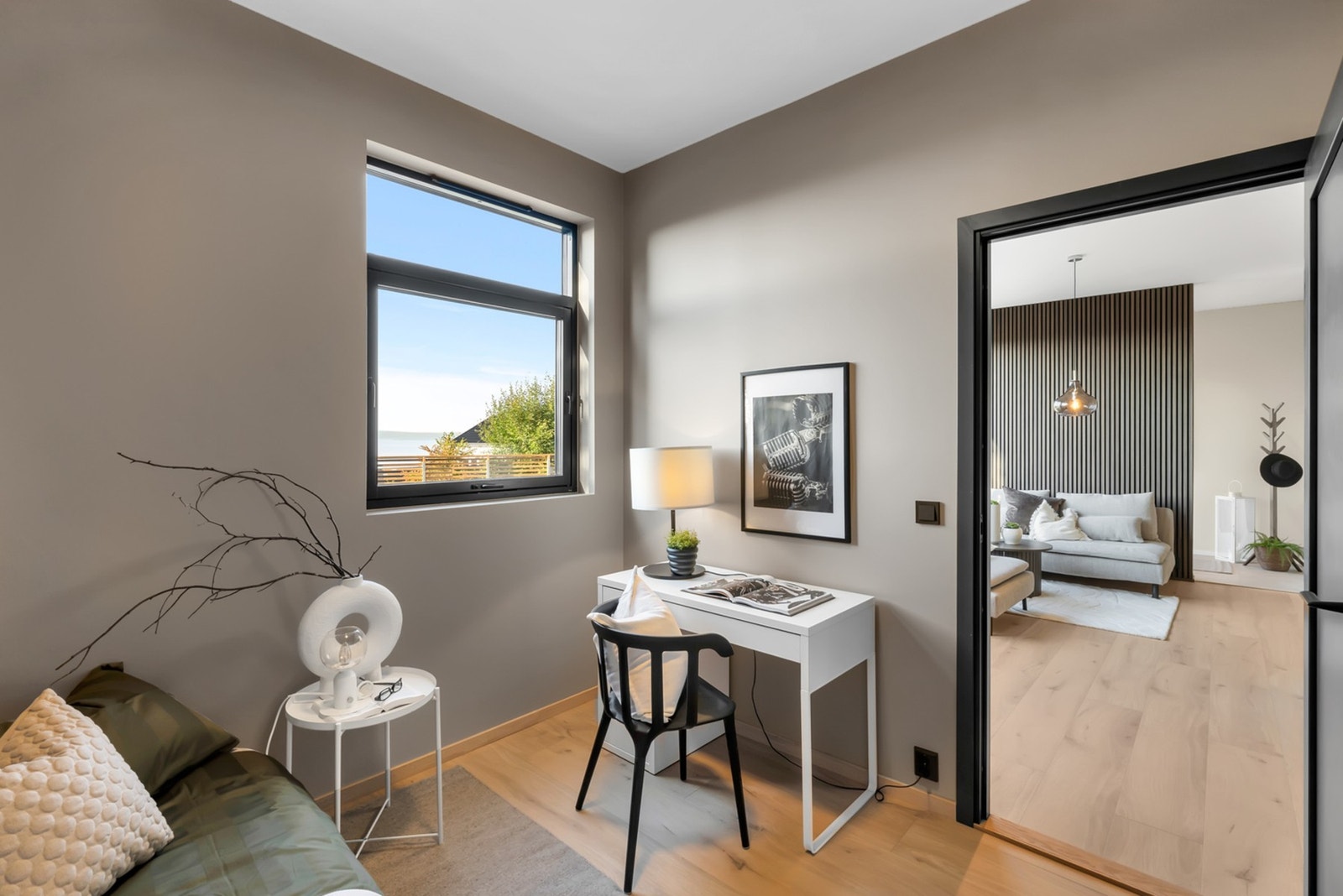 Her har du også plass til en pult eller div. garderobeløsninger. Galleribilde