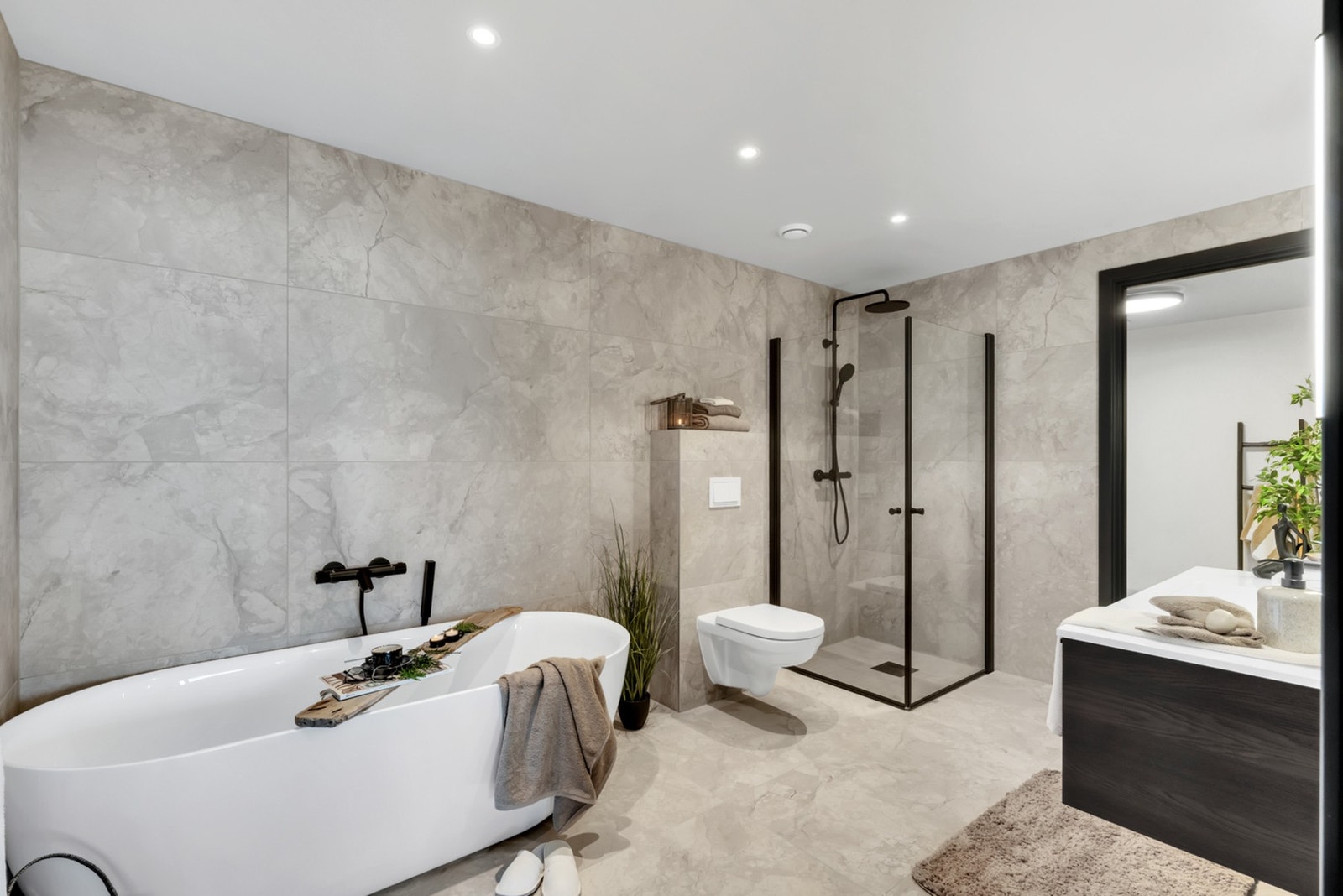 På badet er det både badekar, vegghengt WC, dusjhjørne og moderne innredning. Her kan man virkelig få spafølelsen! Galleribilde