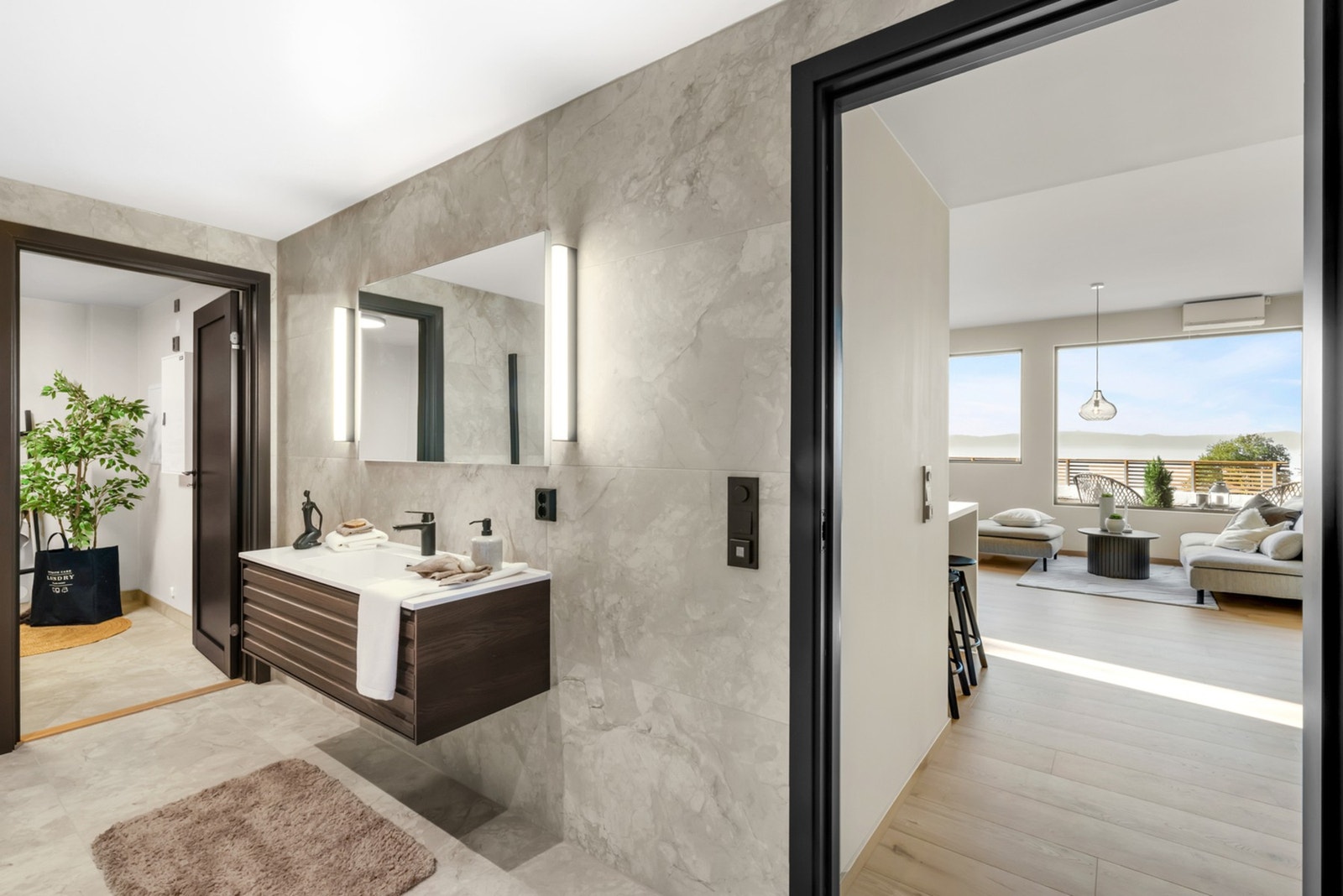 Videre kommer man inn på badet som er på hele 10 kvm. Her er det benyttet store fliser for den ekstra luksuriøse følelsen, og alt av arbeider er utført av fagfolk. Galleribilde