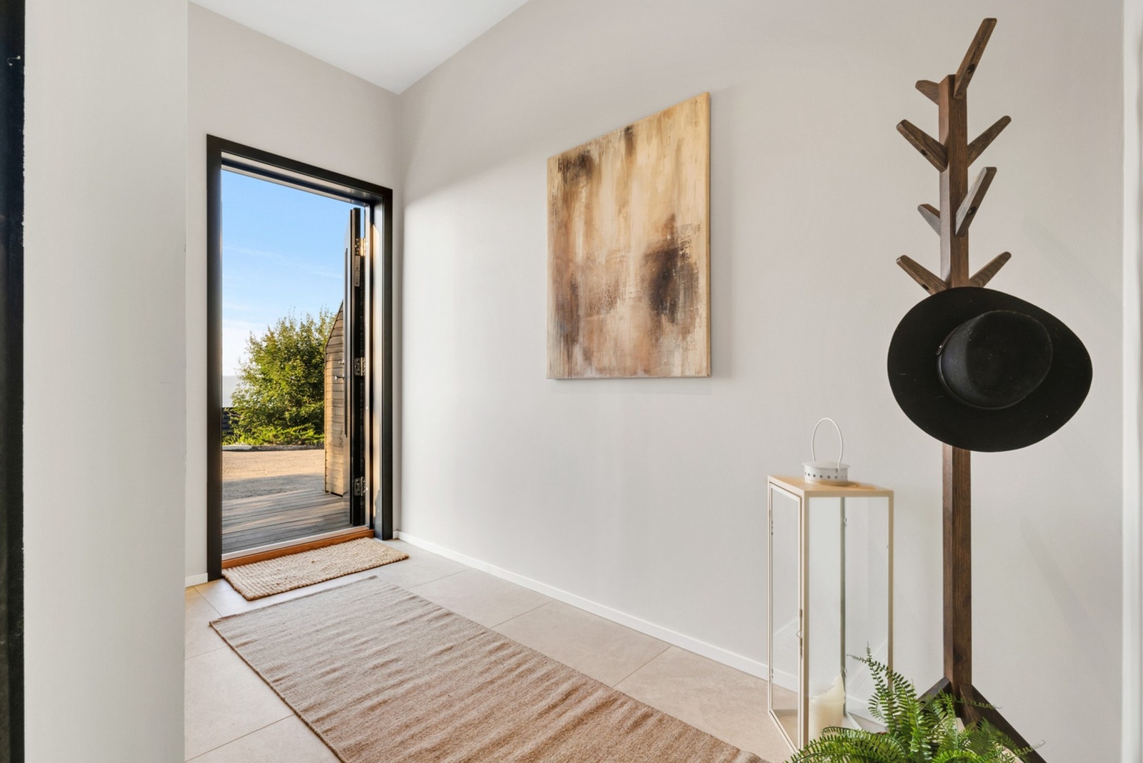 Flott flislagt inngangsparti på 5 kvm med god plass til yttertøy og sko. Galleribilde