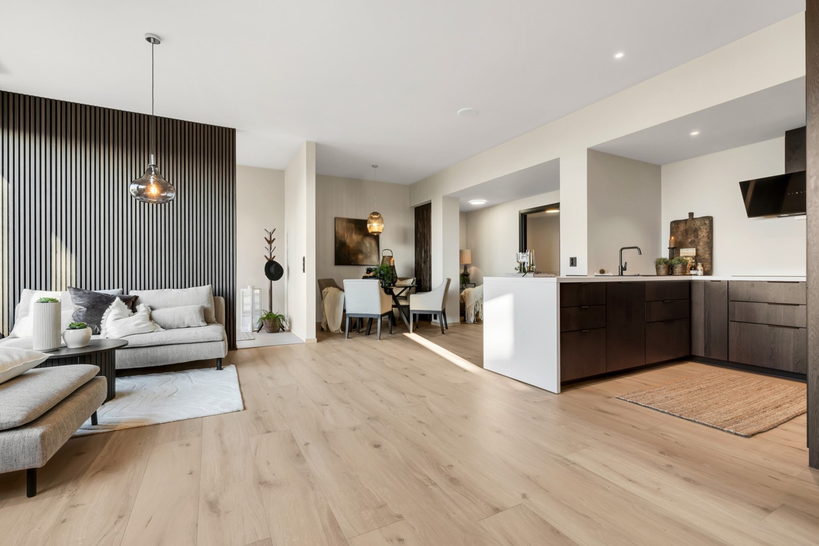 Moderne kjøkken med integrerte hvitevarer og mye skapplass. Du vil være den aller første til å ta i bruk leiligheten etter oppussingen. Galleribilde