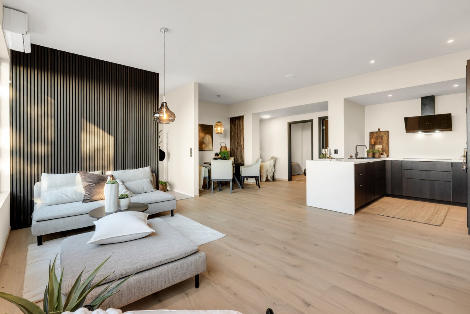 Det er gulvvarme i entré, bad, vaskerom, kjøkken og på stue. Veggmontert ventilasjonsanlegg sørger for et sunt inneklima året rundt. Galleribilde