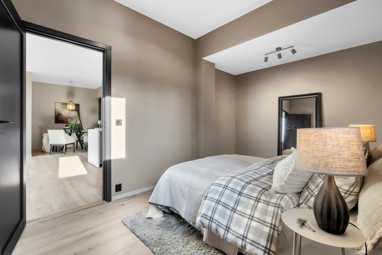 Her er det god plass til både dobbeltseng og garderobeløsninger. Galleribilde