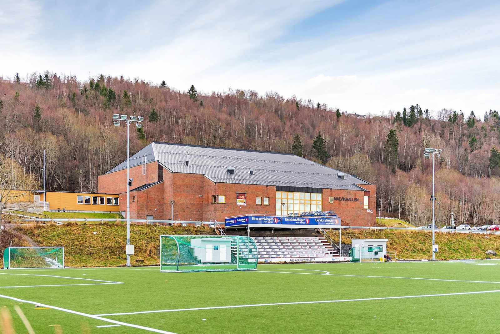 Idrettsanlegg. Vikhammer har nylig sluttført oppføringen av en helt ny ungdomsskole og friidrettsbane, like utenfor bildet til høyre. Galleribilde