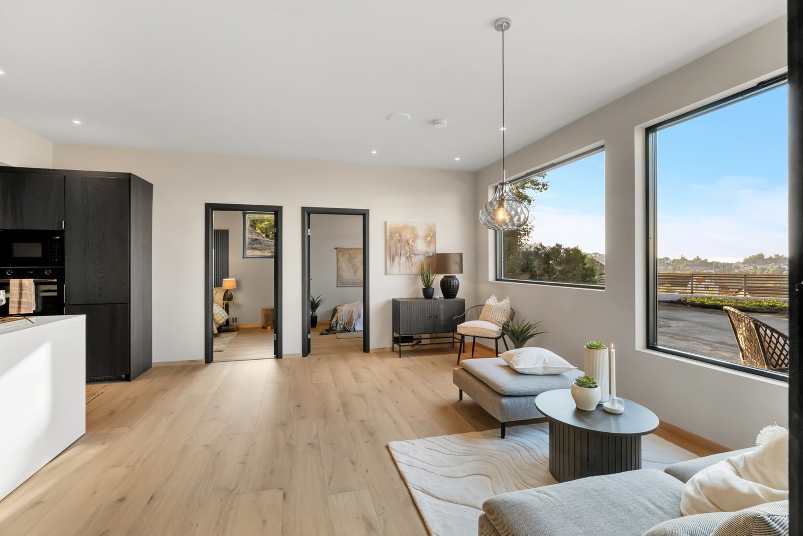 Leiligheten har blitt vesentlig oppusset i 2024 og holder som følge av dette en gjennomgående høy standard. Her er det lagt vekt på
gode materialvalg og smarte løsninger. Galleribilde