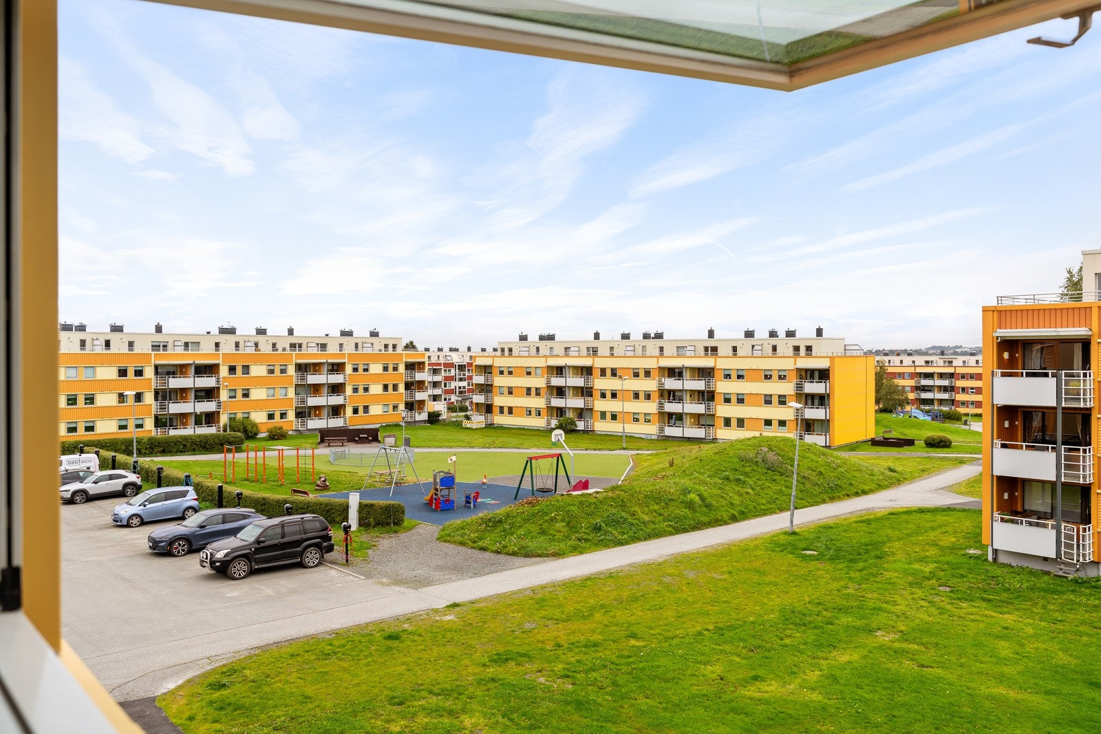 Utsikt fra hovedsoverom. Borettslaget har flere grønne fellesarealer med lekeplasser og terrasser. Galleribilde