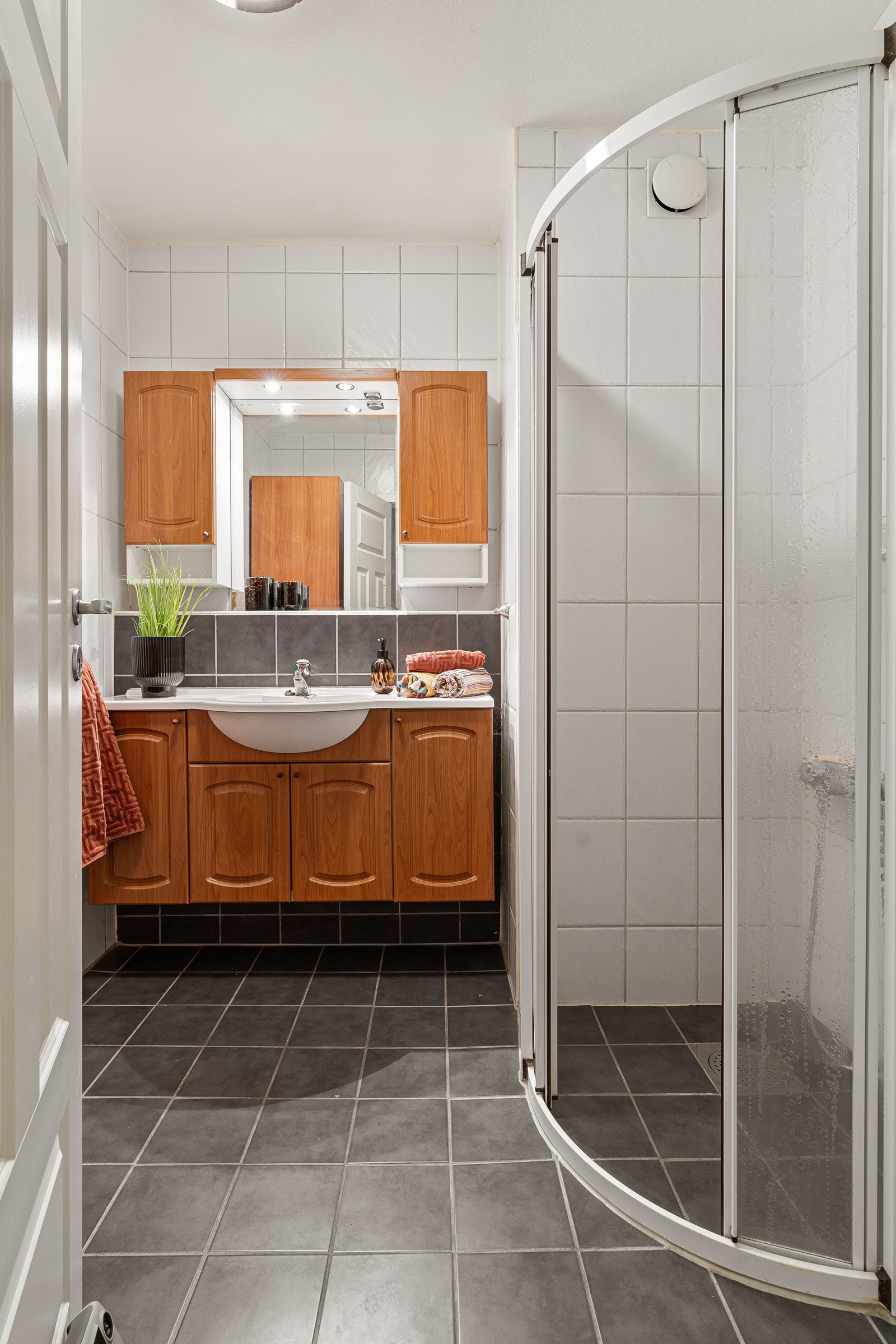 Badet er på 4m² og ligger vegg i vegg med vaskerom. Galleribilde