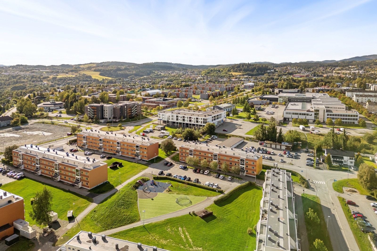 Barnehager, barneskole, ungdomsskole og videregående ligger alle rett ved boligen. Galleribilde