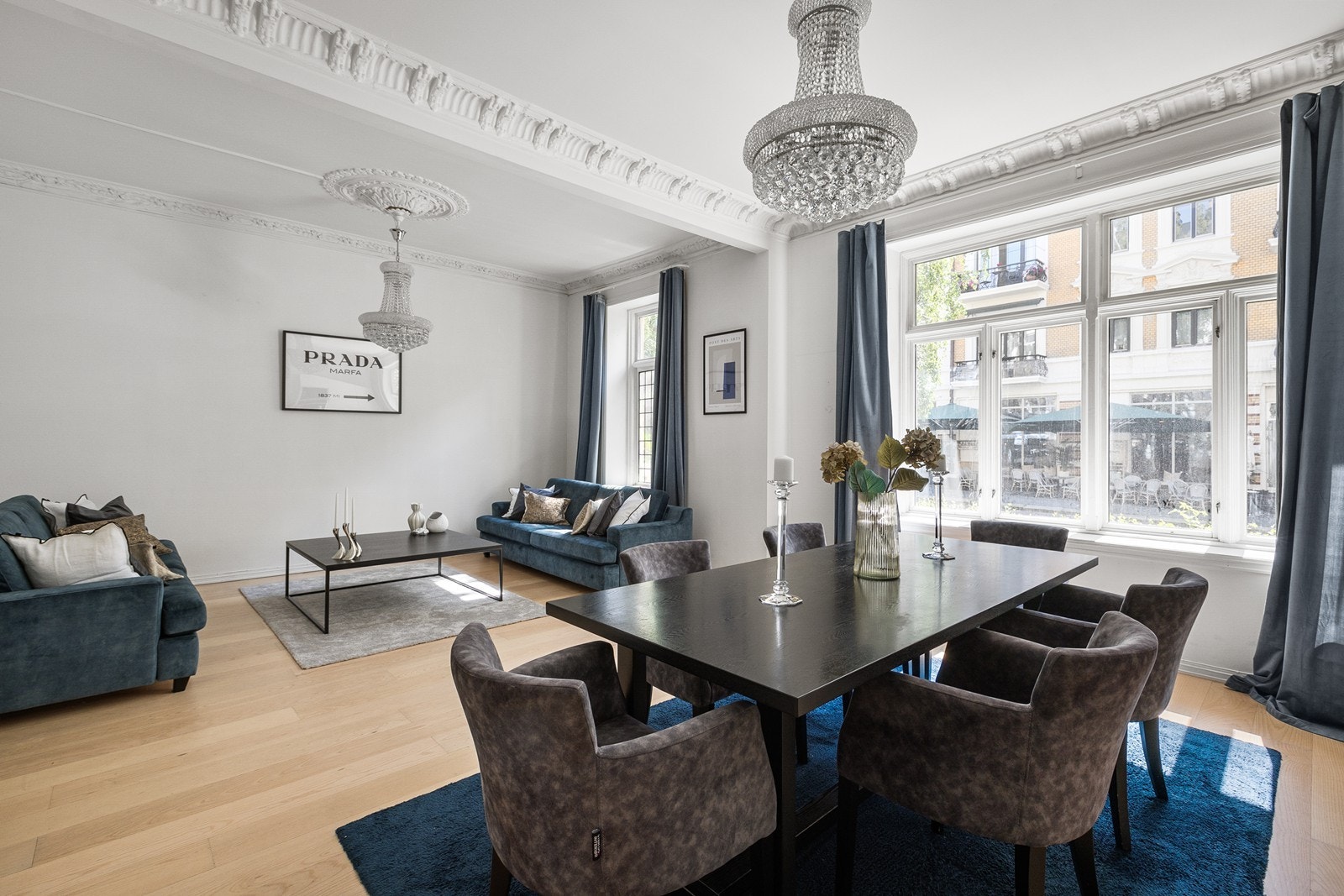 Fra stuen med store vindusflater, stukkatur og rosetter Galleribilde