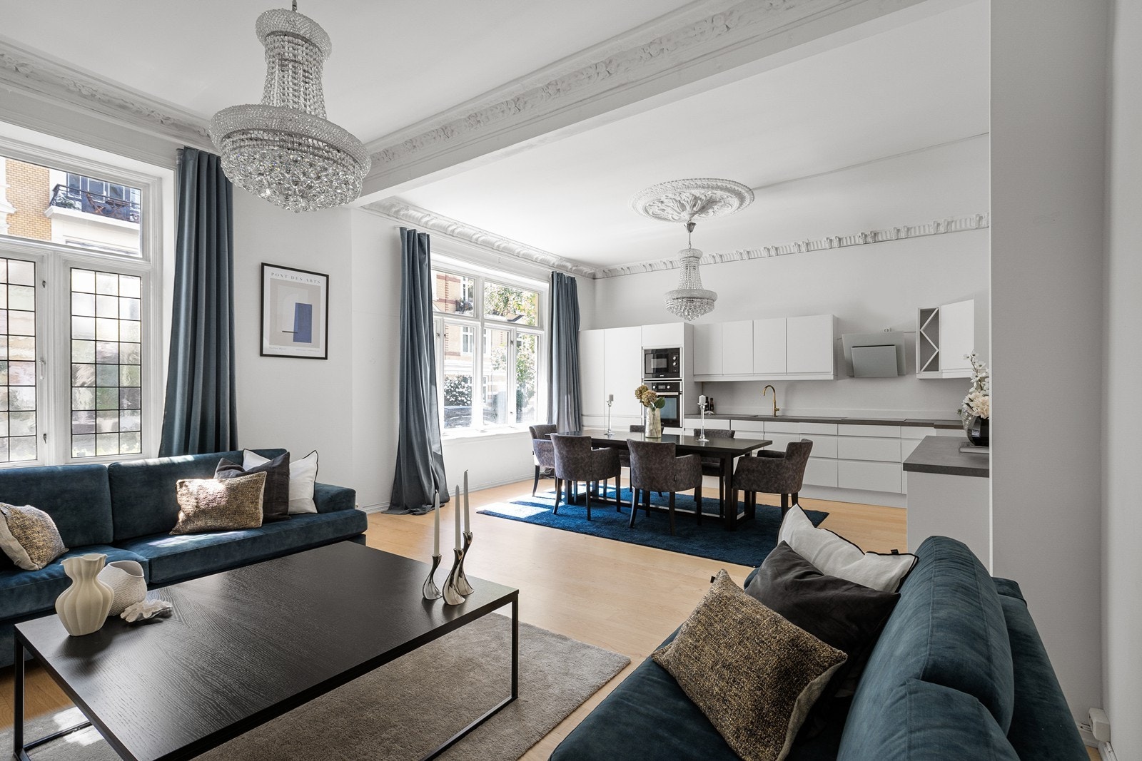 Lys og luftig stue med åpne kjøkkenløsning Galleribilde