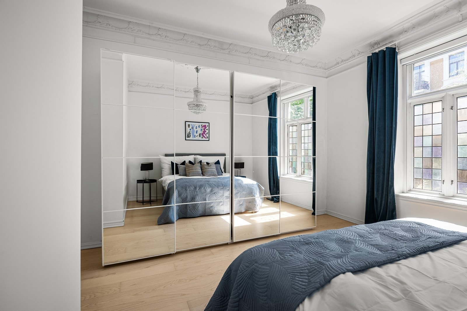 Fra soverom 1. med god størrelse og skyvedørsgarderobe Galleribilde