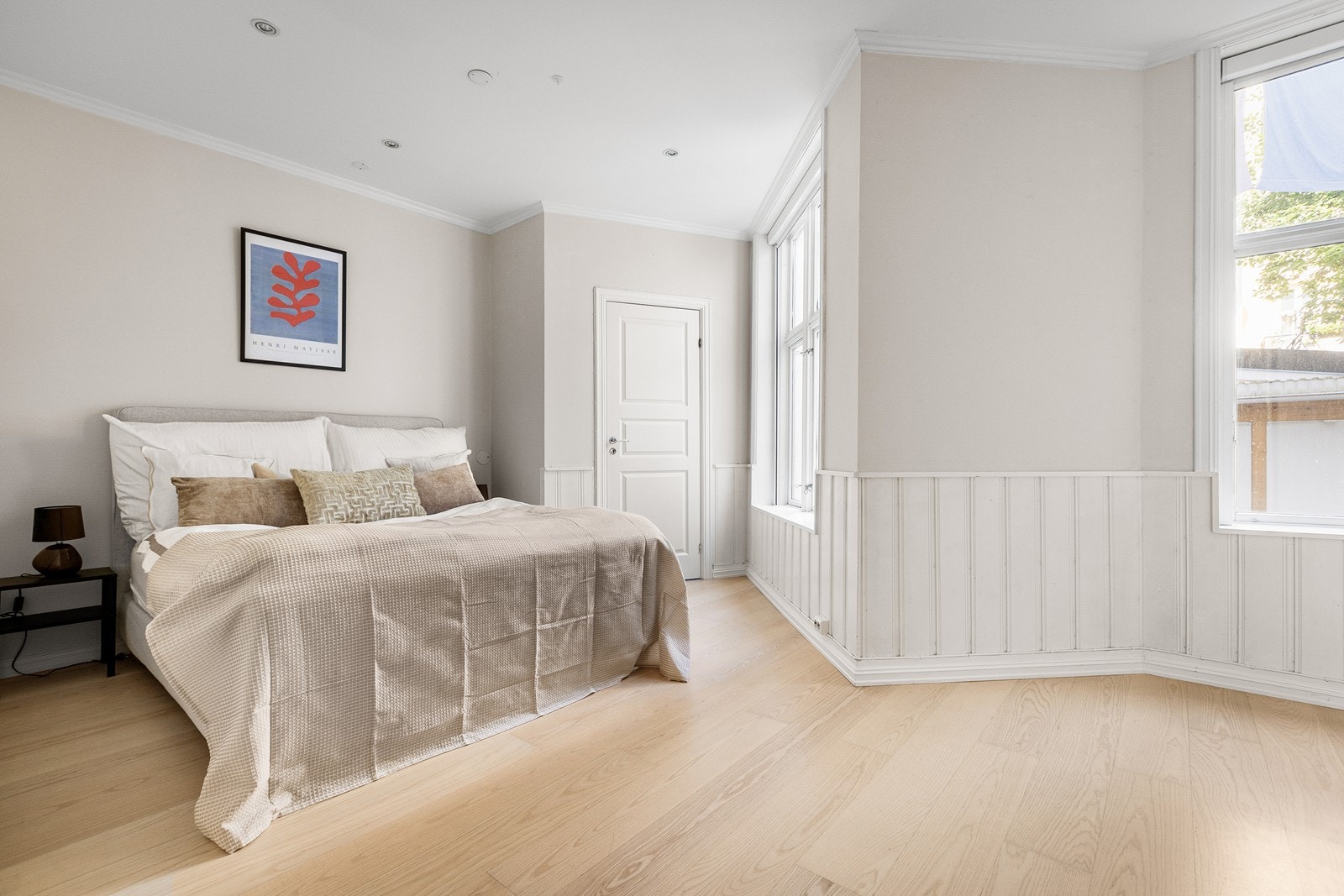 Fra soverom 2. med fin størrelse, tilknytning til gang/baktrapp med utgang til bakgård Galleribilde