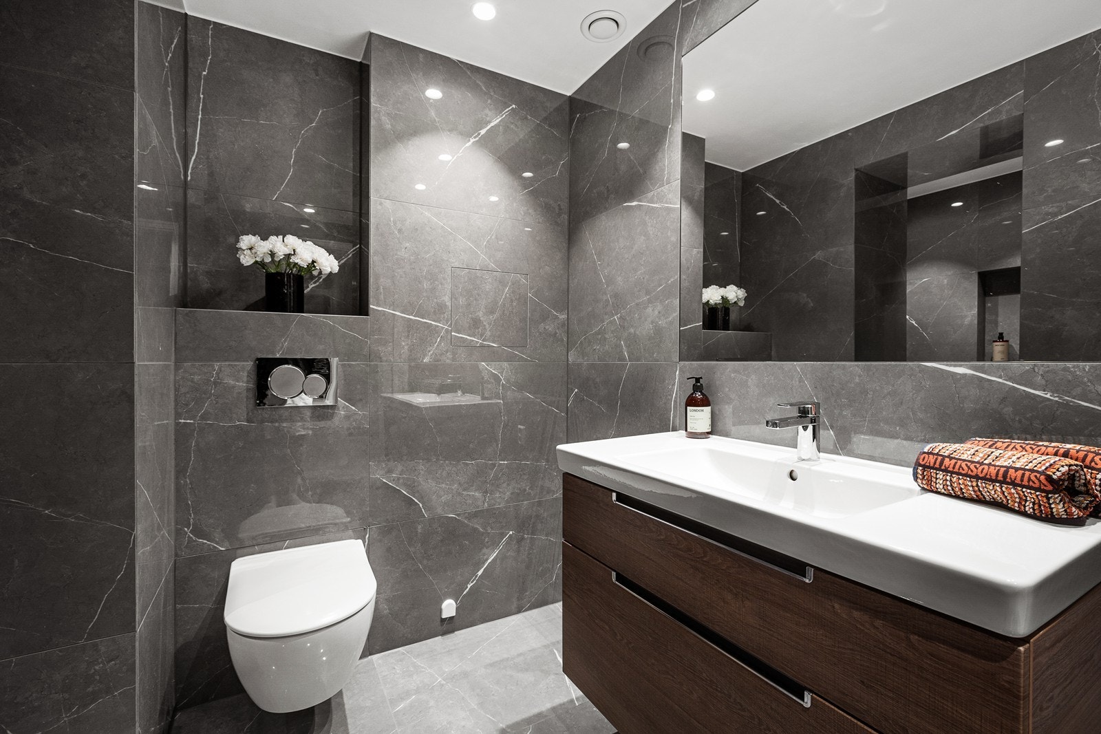 Fra badet med romslig servantskap Galleribilde