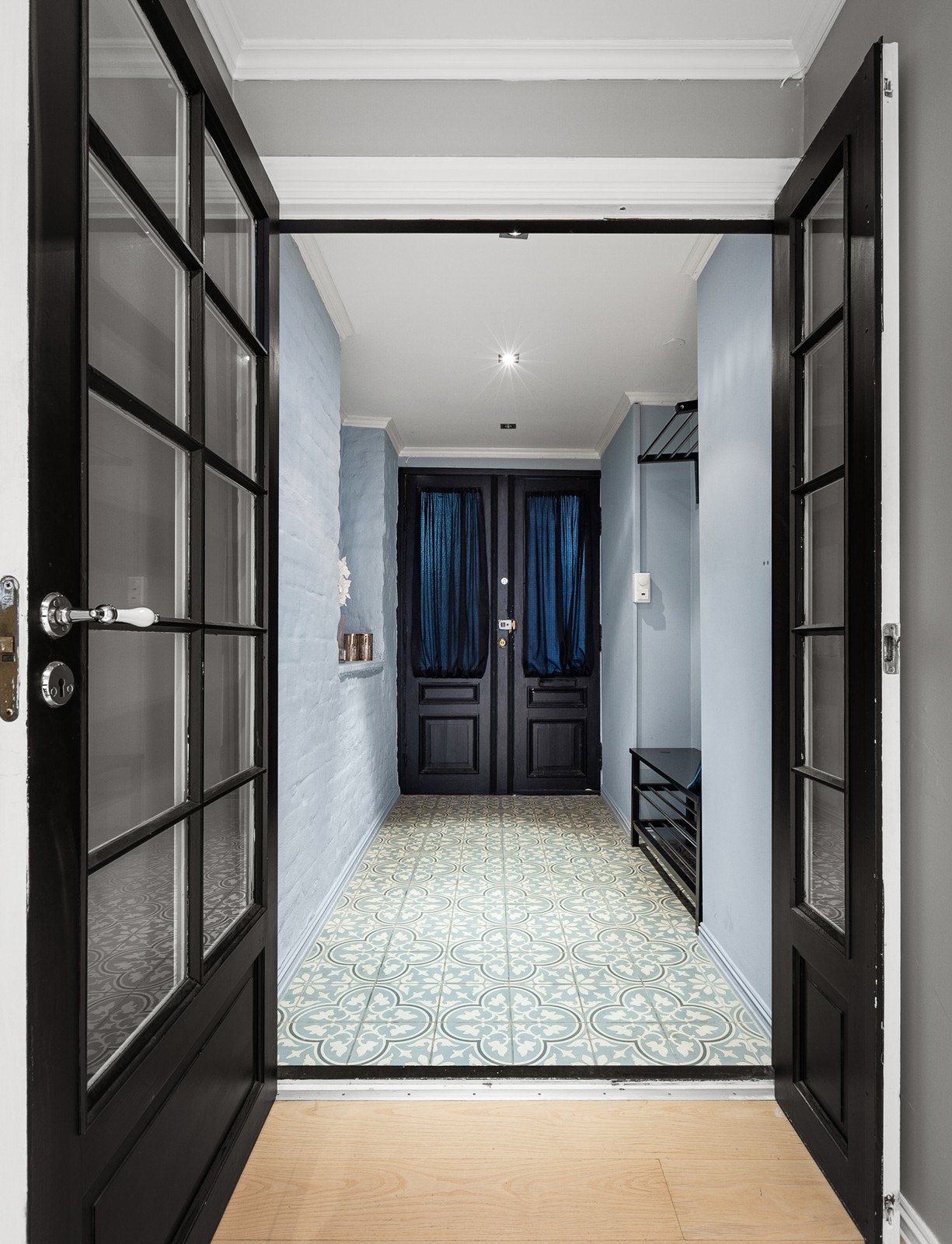 Fra inngangspartiet til leiligheten med fin plass til å henge av yttertøy Galleribilde