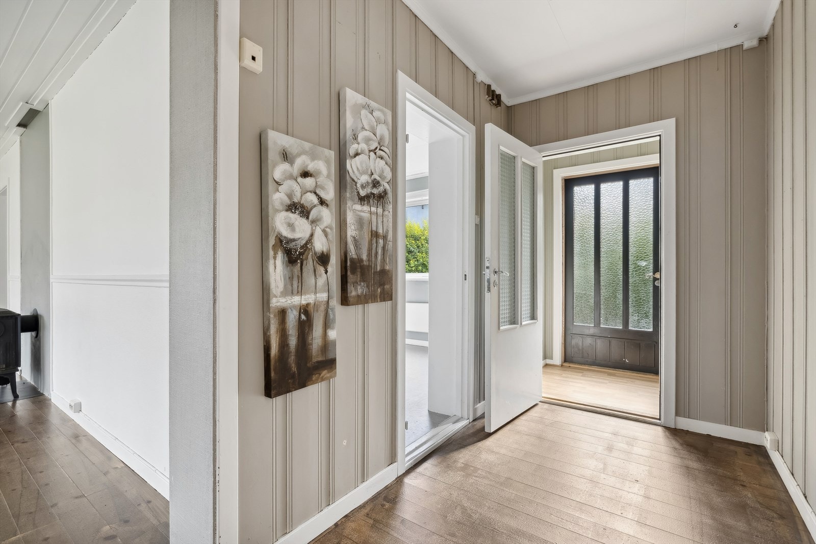 Lys og fin entre med plass til å ta av seg skoene. Galleribilde