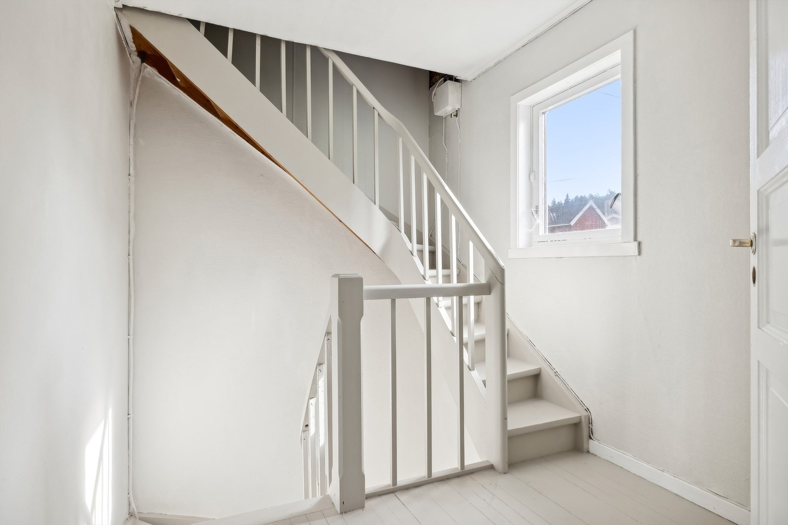 Trapp opp til 2. etasje og ned til kjeller. Galleribilde