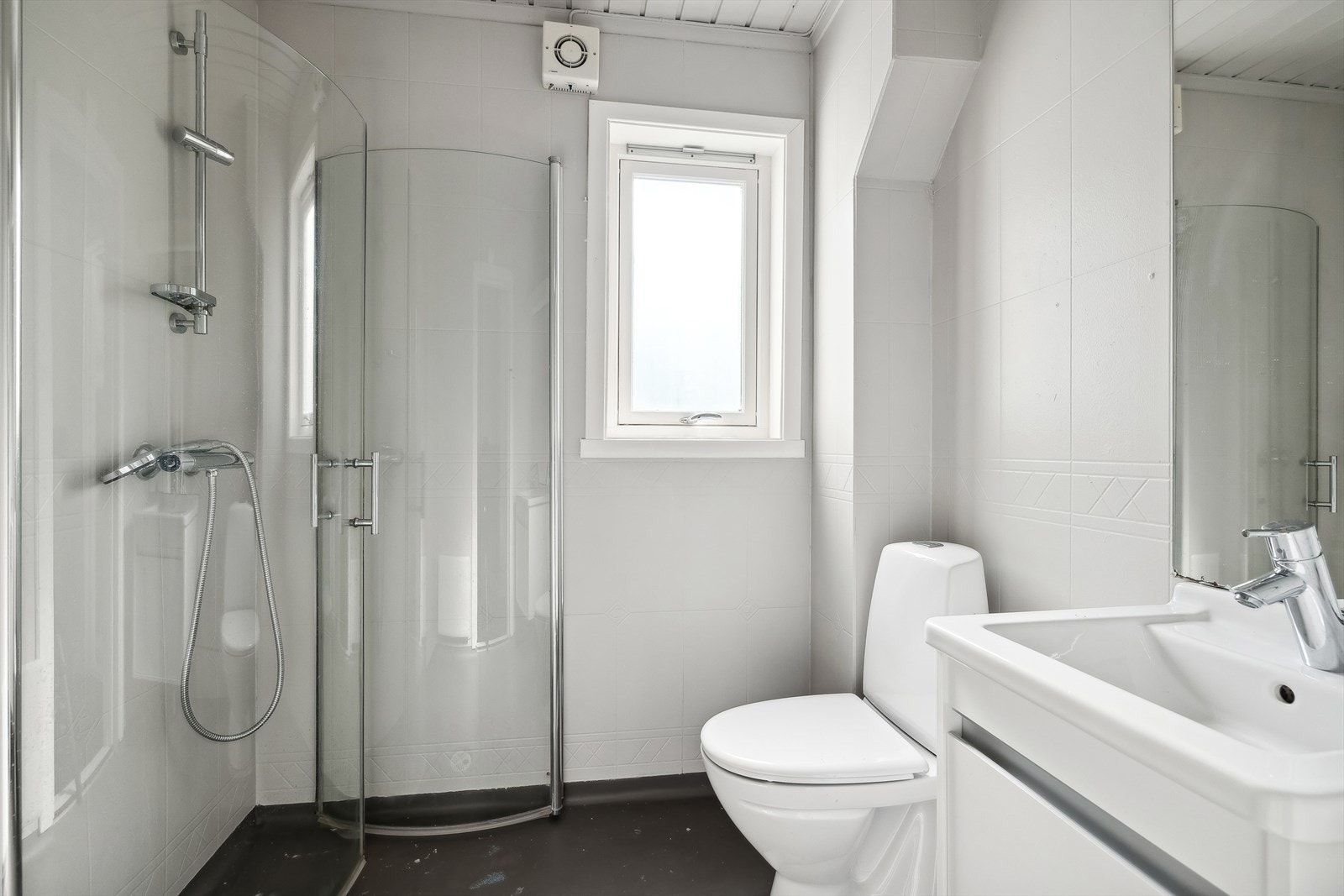 Baderommet i første etasje er kledd med panel i himlingen, lyse plater/våtromstapet på vegger og belegg på gulvet. Samtlige vegger rundt badet er av mur. Badet har en praktisk dusje med dører som kan trekkes inn, dette gir mer plass på badet, det er gulvm Galleribilde