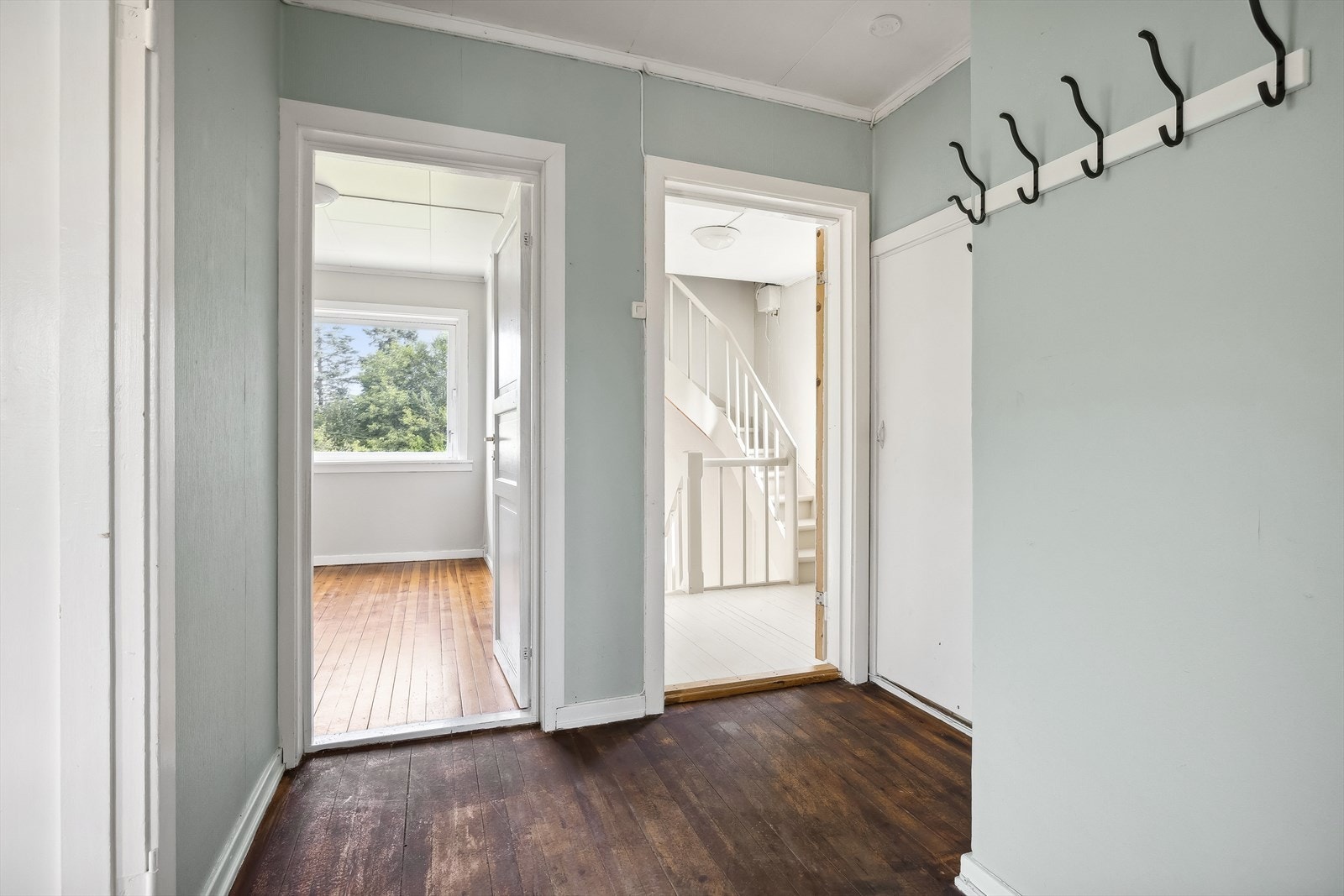 Fra entreen kommer man inn til stue i 1. etasje. Galleribilde