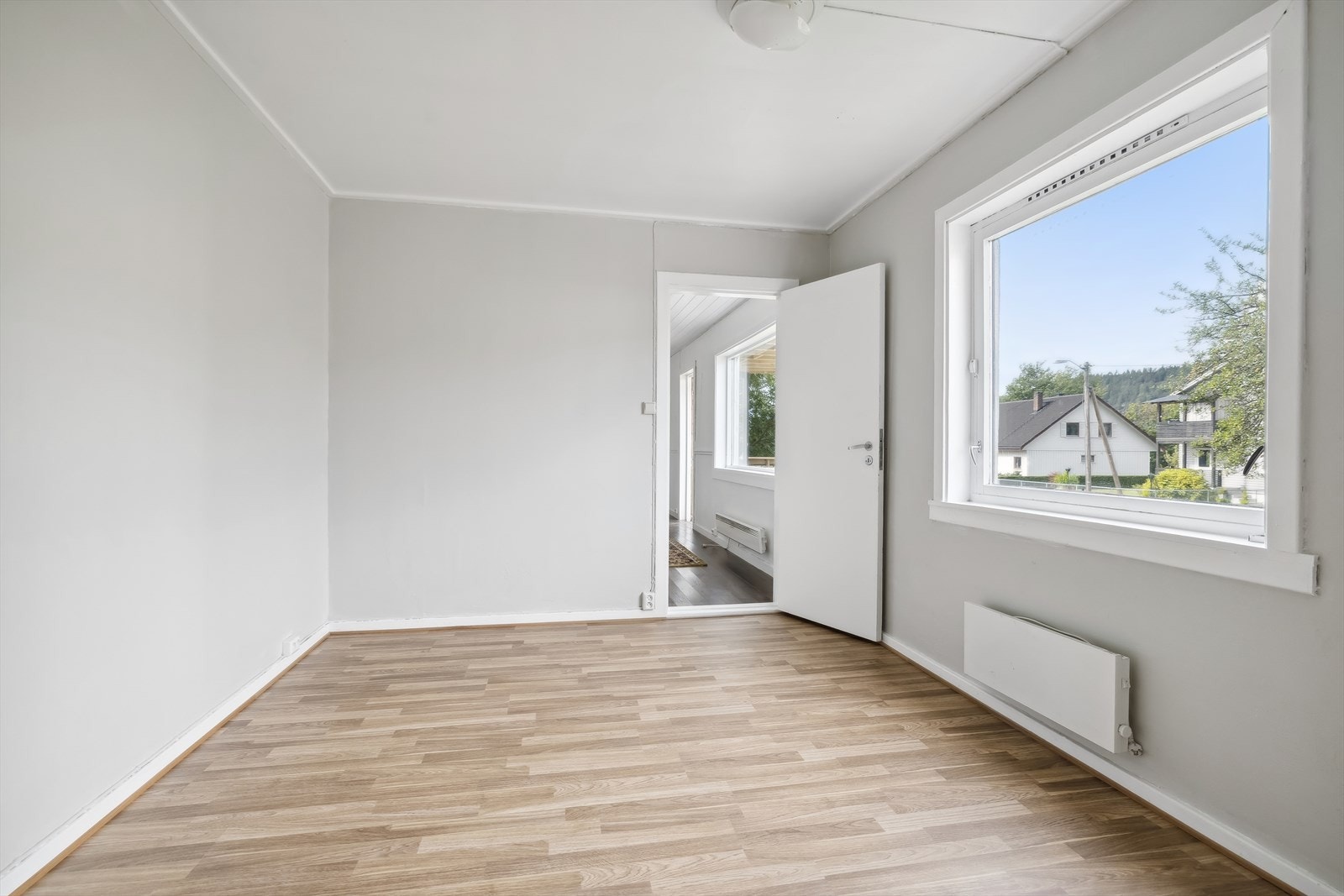 Soverom 4 er ett lyst soverom i 2. etasje med stor vindusflate. Galleribilde