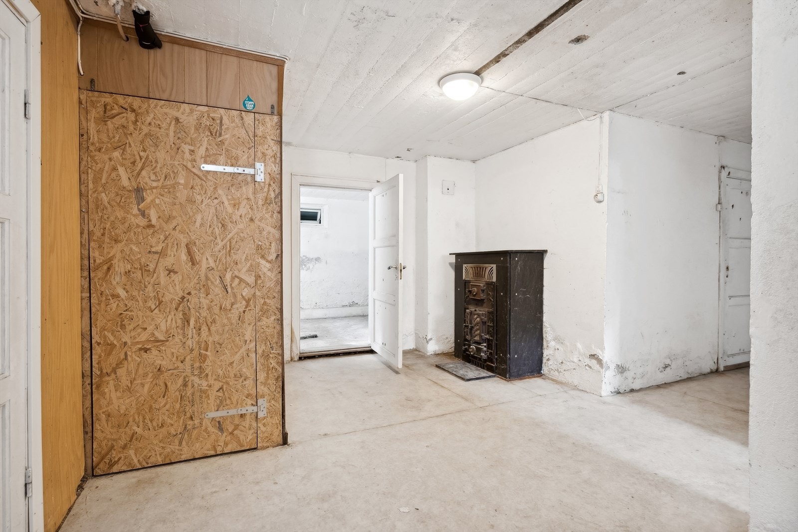 I kjelleren er det Trapperom/gang, tre uinnreda kjellerrom, vaskekjeller med opplegg for vaskemaskin, teknisk rom med oljetank, teknisk bod med varmtvannstank. Galleribilde