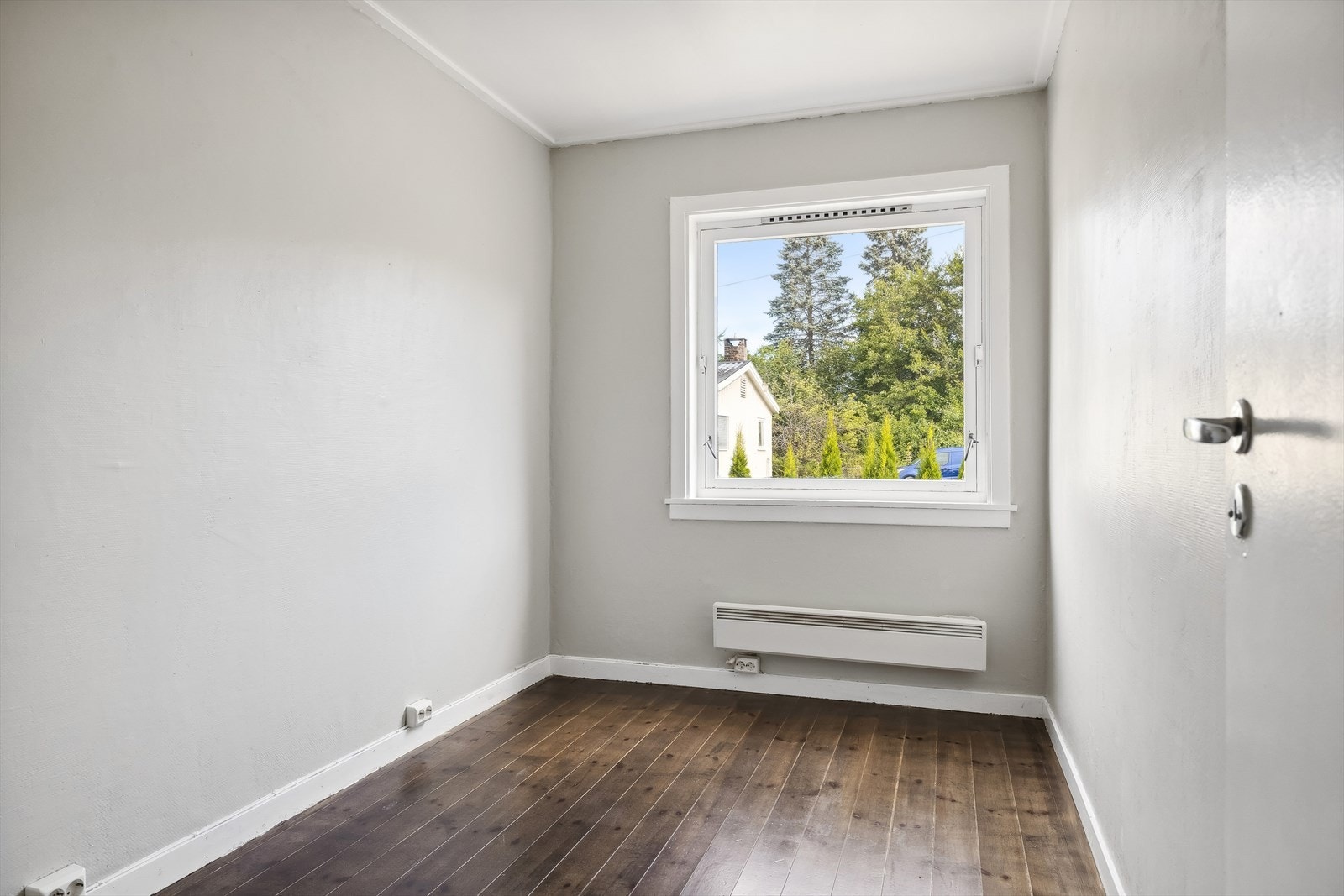 Soverom 1 er ett enkelt soverom med lyse vegger. Galleribilde