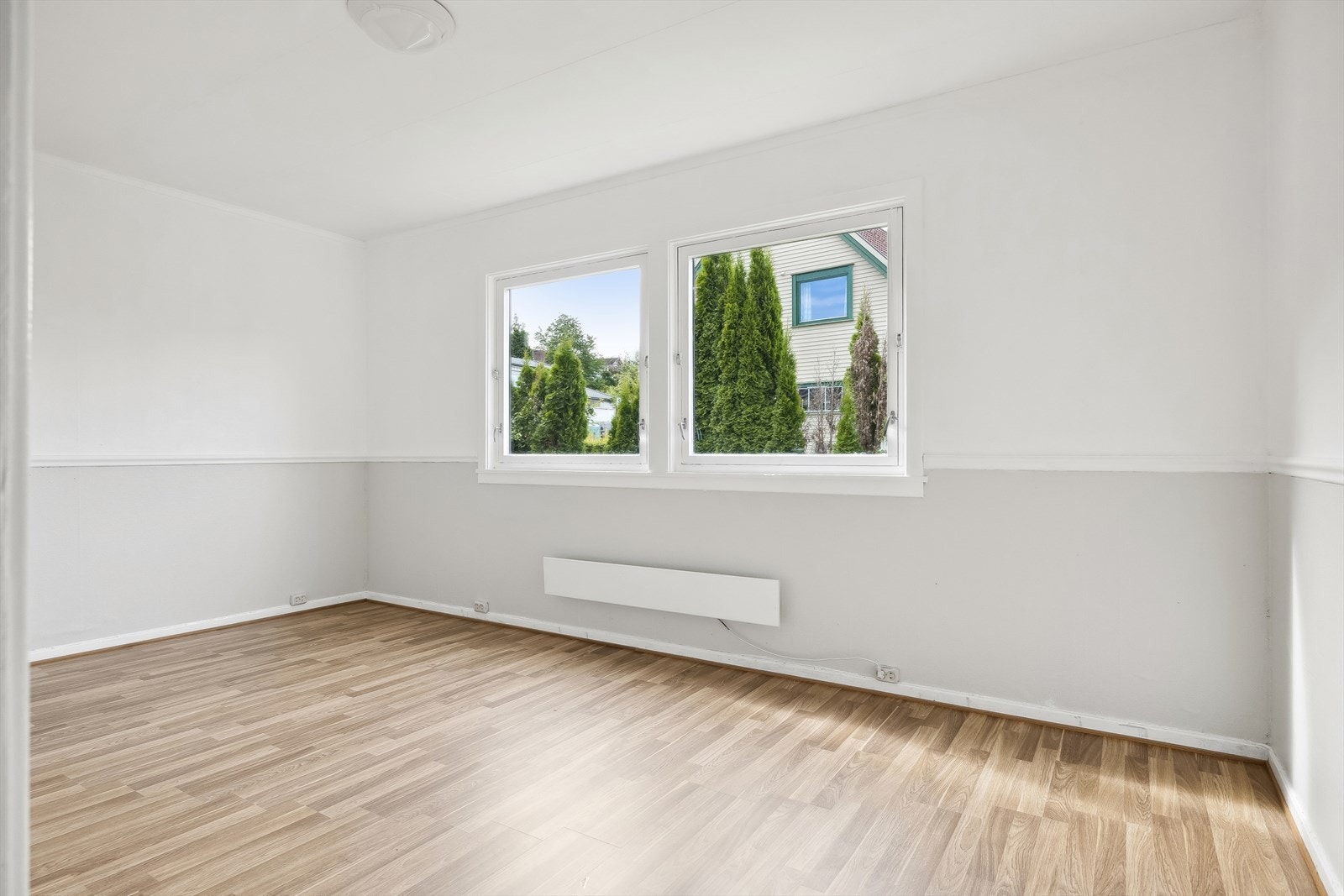 Soverom 2 er ett større soverom med plass til dobbeltseng og oppbevaring. Galleribilde